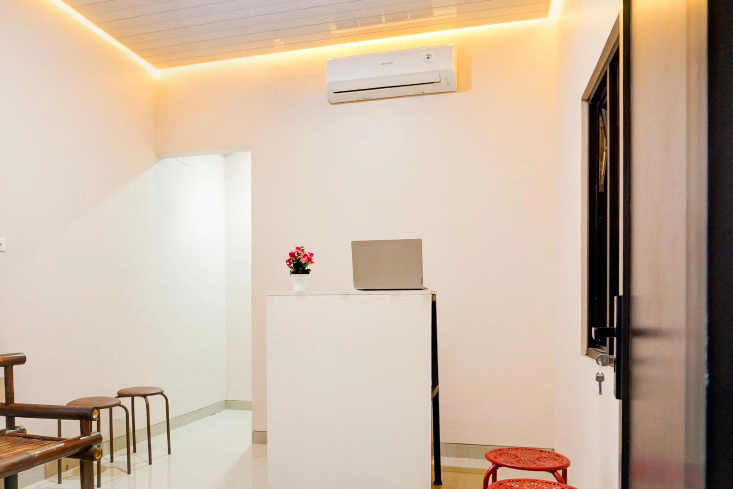 Lobby or reception in Hotel O Kedaton Near Rumah Sakit Advent Bandar Lampung Formerly Hotel Plain C Lake