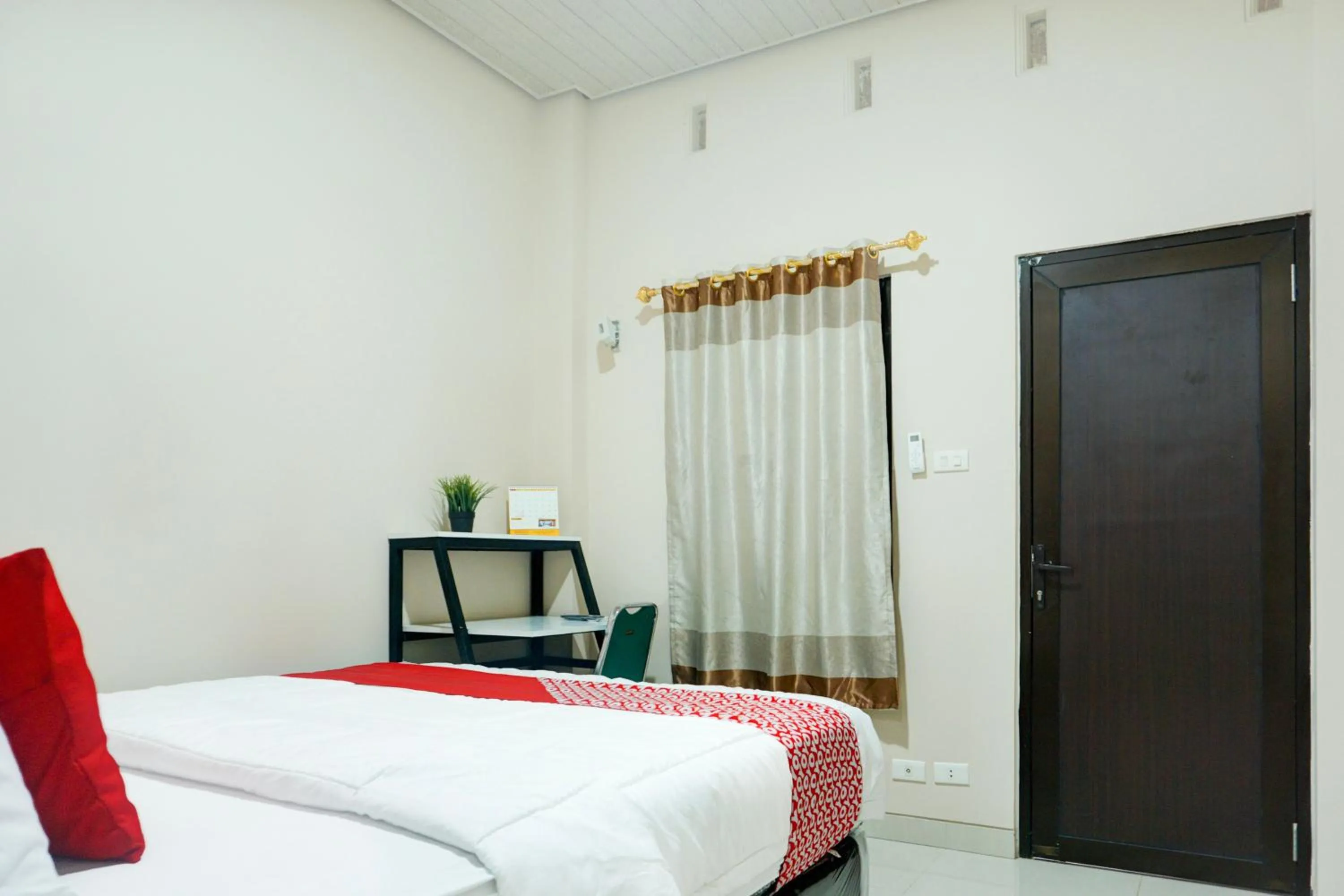 Bedroom, Bed in Hotel O Kedaton Near Rumah Sakit Advent Bandar Lampung Formerly Hotel Plain C Lake