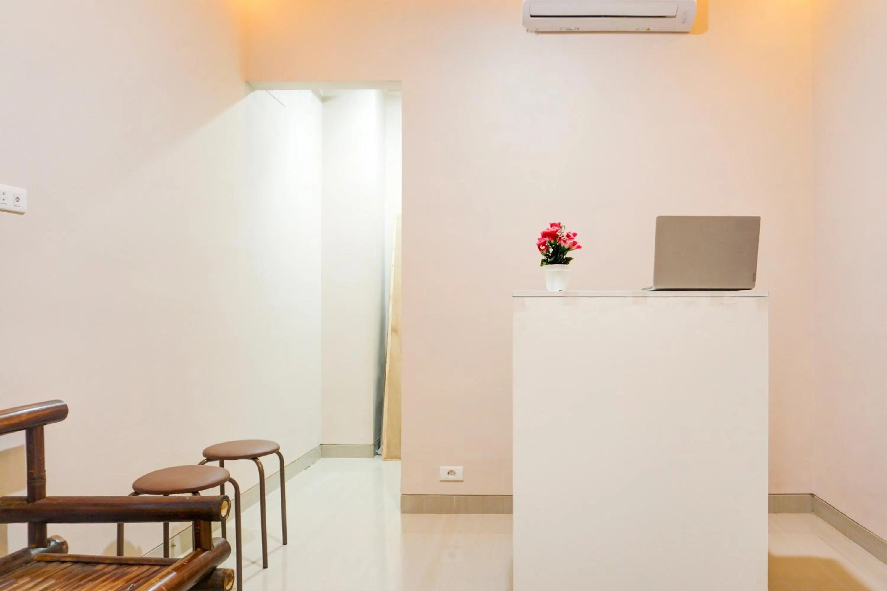 Lobby or reception in Hotel O Kedaton Near Rumah Sakit Advent Bandar Lampung Formerly Hotel Plain C Lake