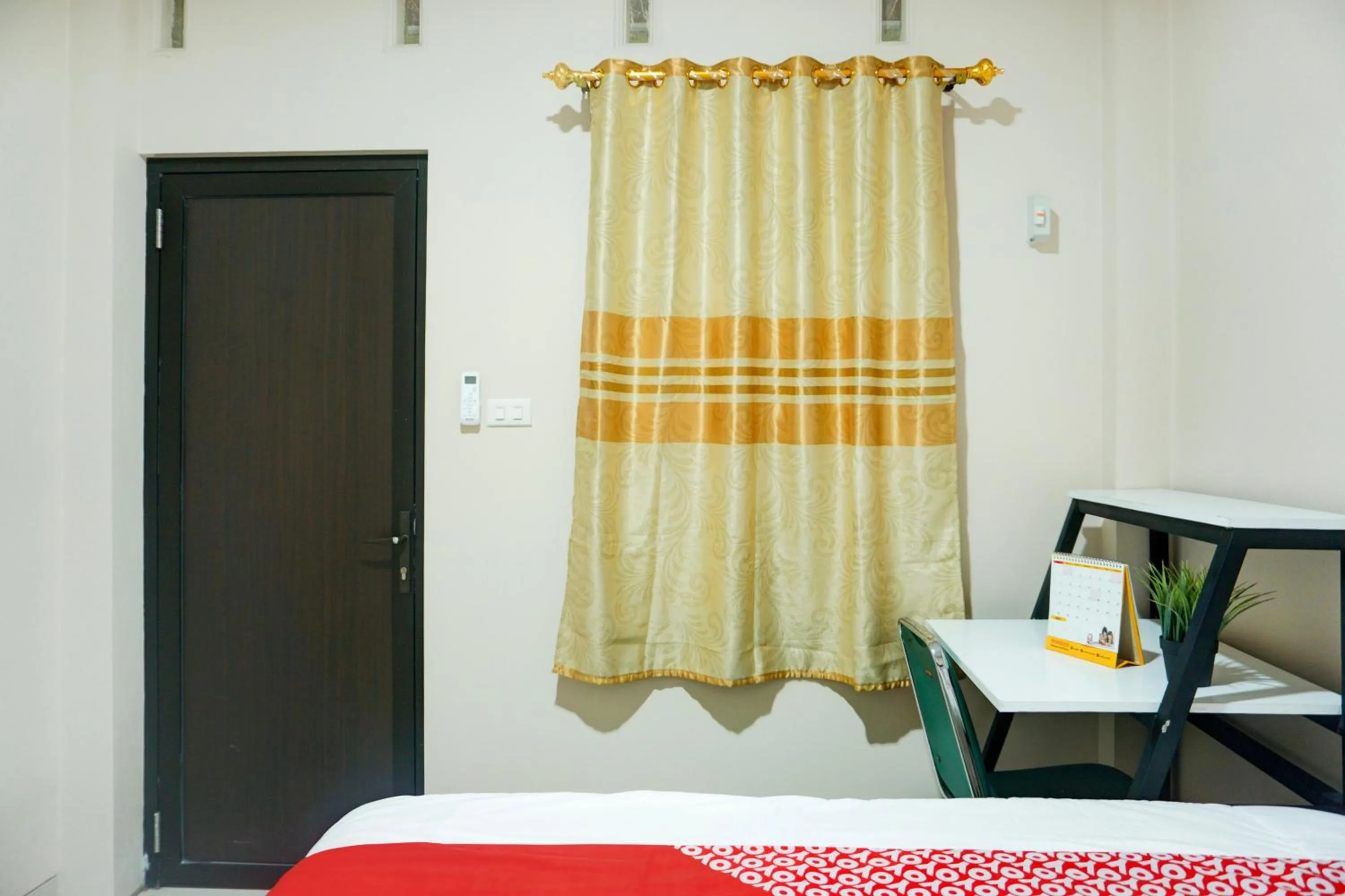 Bedroom, Bed in Hotel O Kedaton Near Rumah Sakit Advent Bandar Lampung Formerly Hotel Plain C Lake