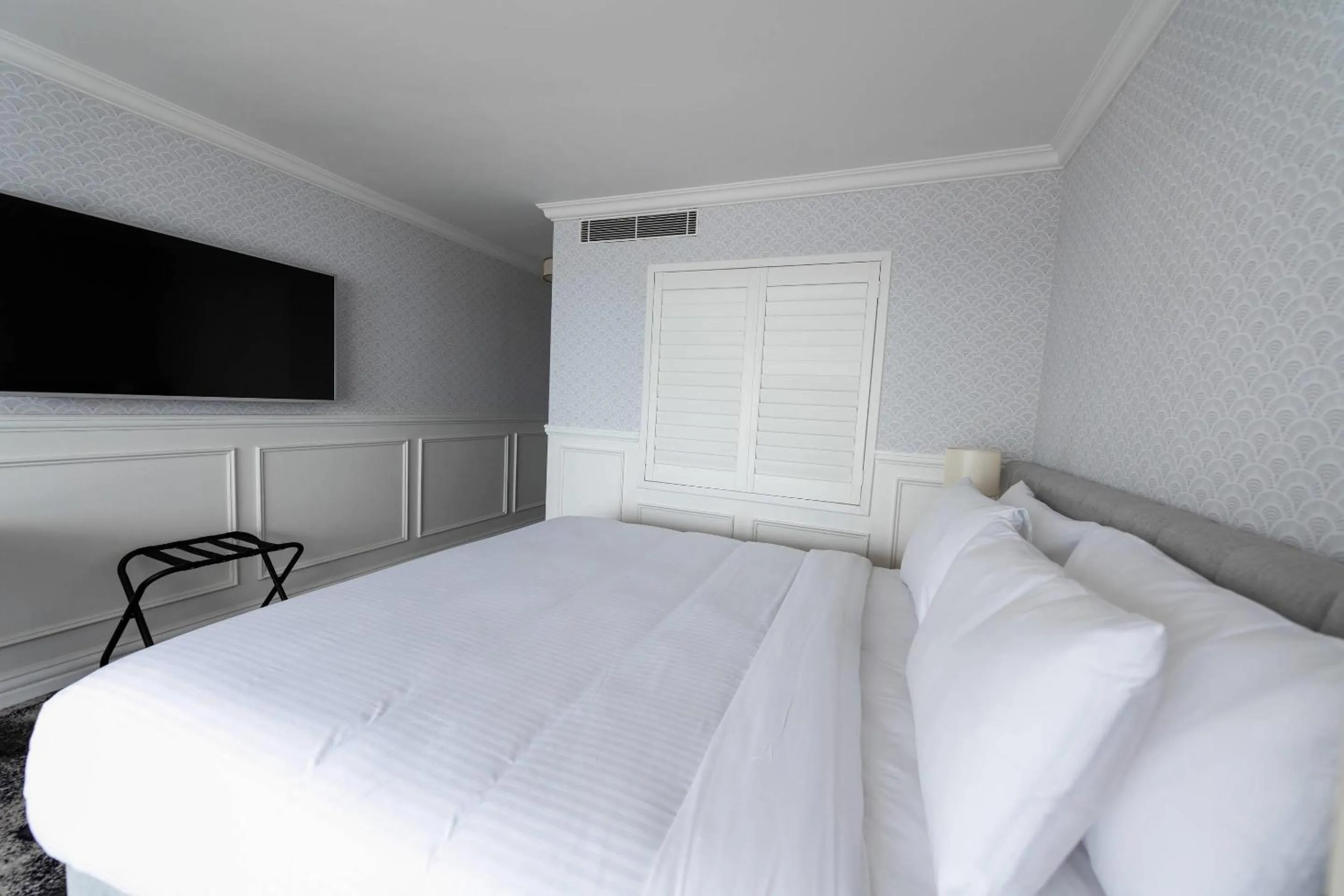 Bedroom, Bed in The Beachcomber Hotel & Resort, an Ascend Collection Resort