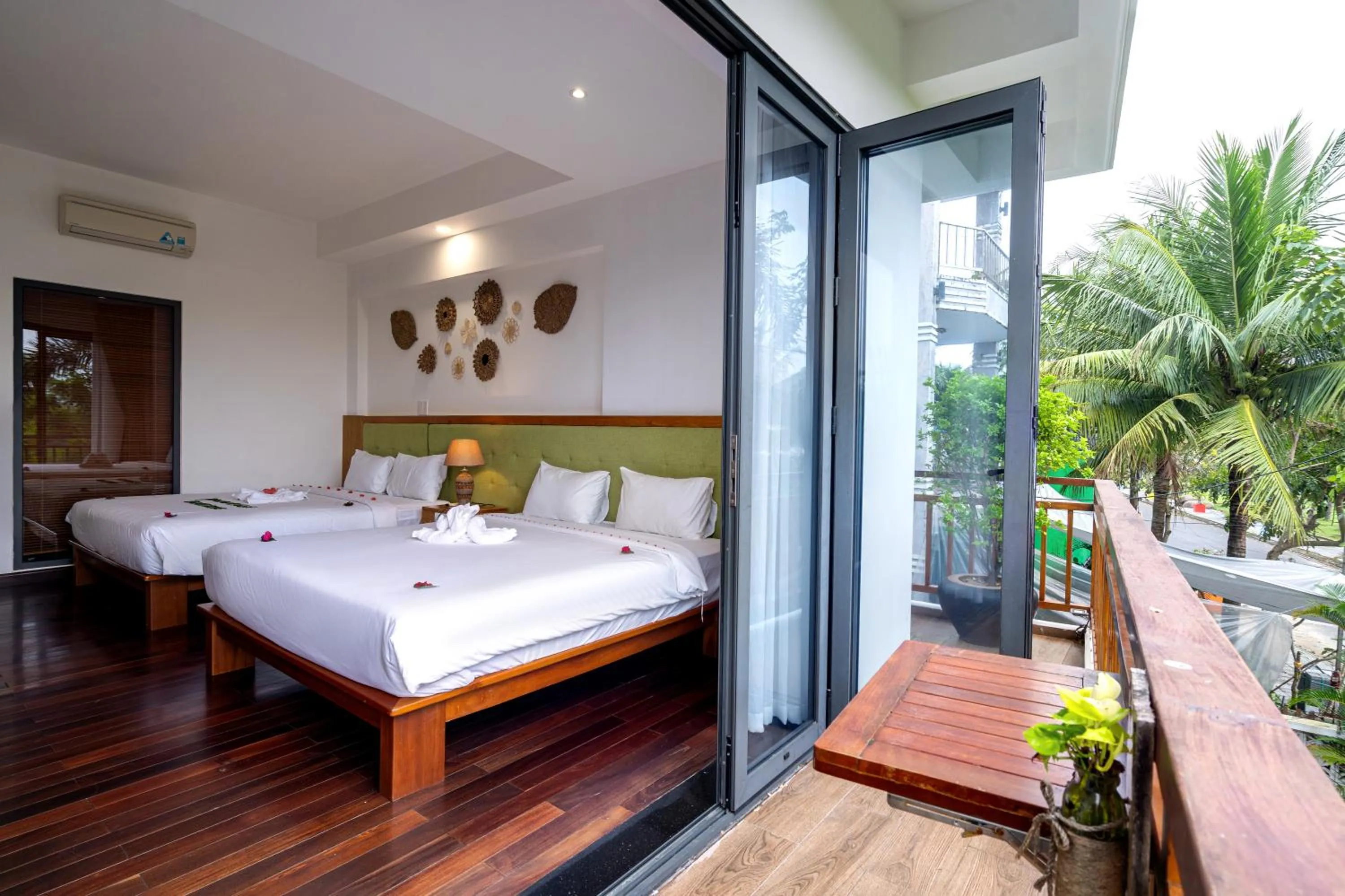 Patio, Bed in Palm Riverside Boutique