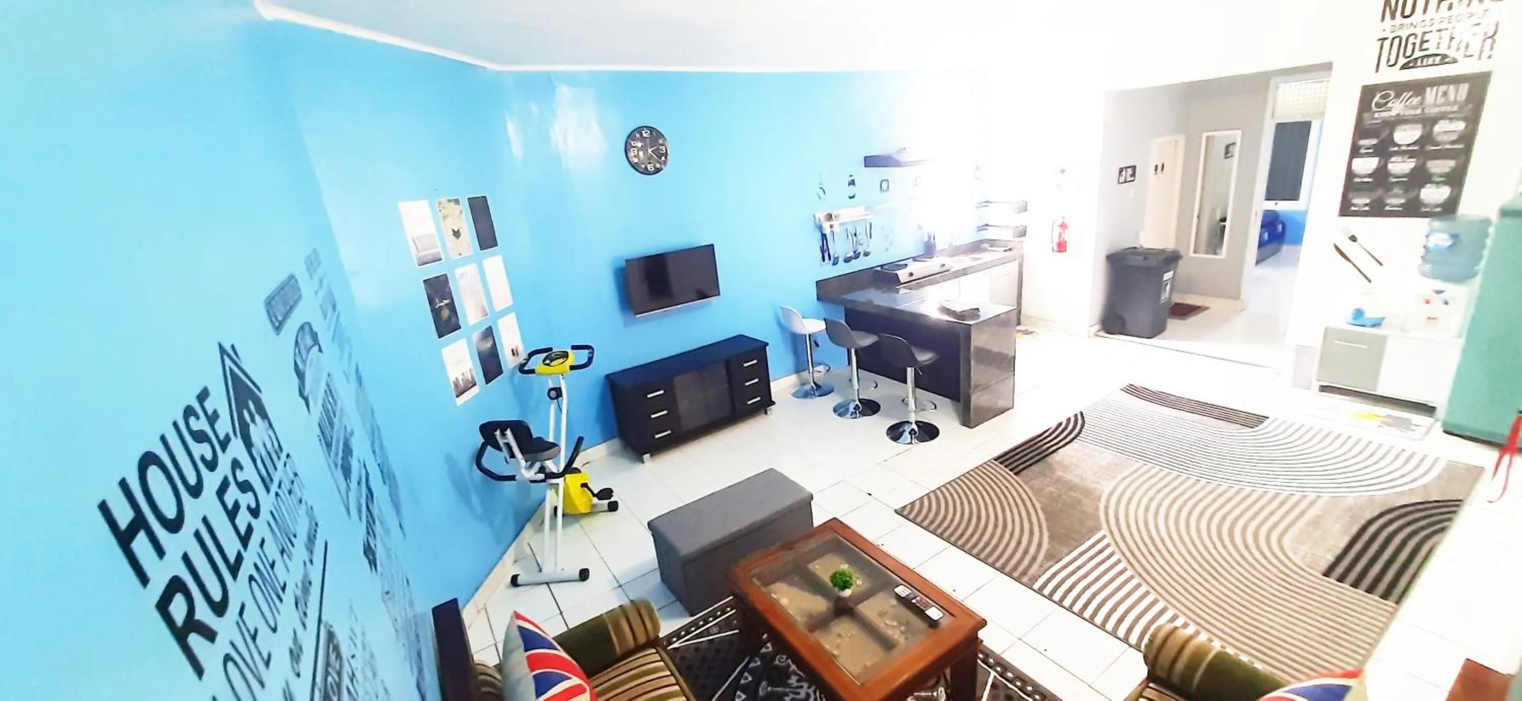 Communal lounge/ TV room in Ciwidey Homestay