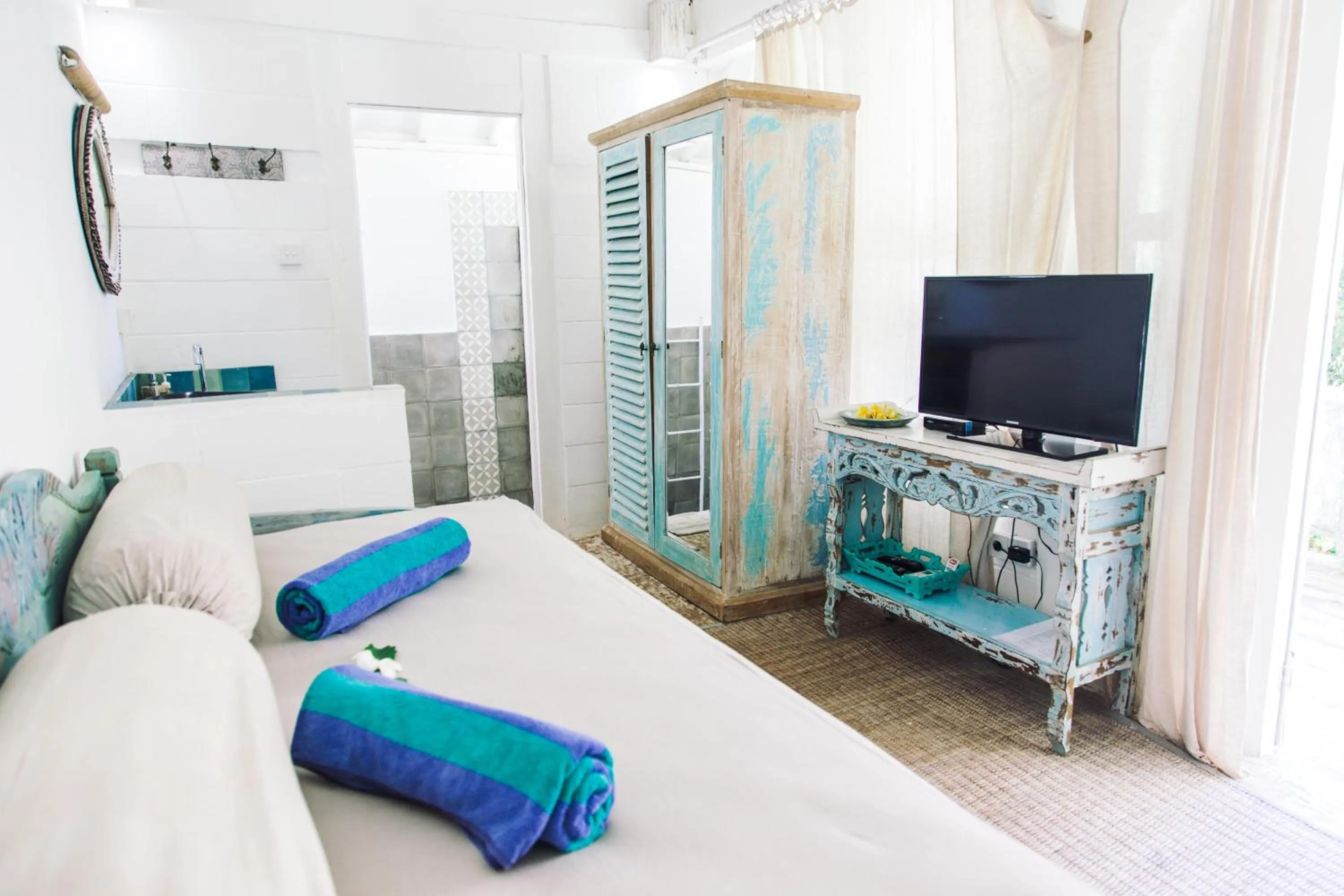 Photo of the whole room, Bed in Palmeto Village