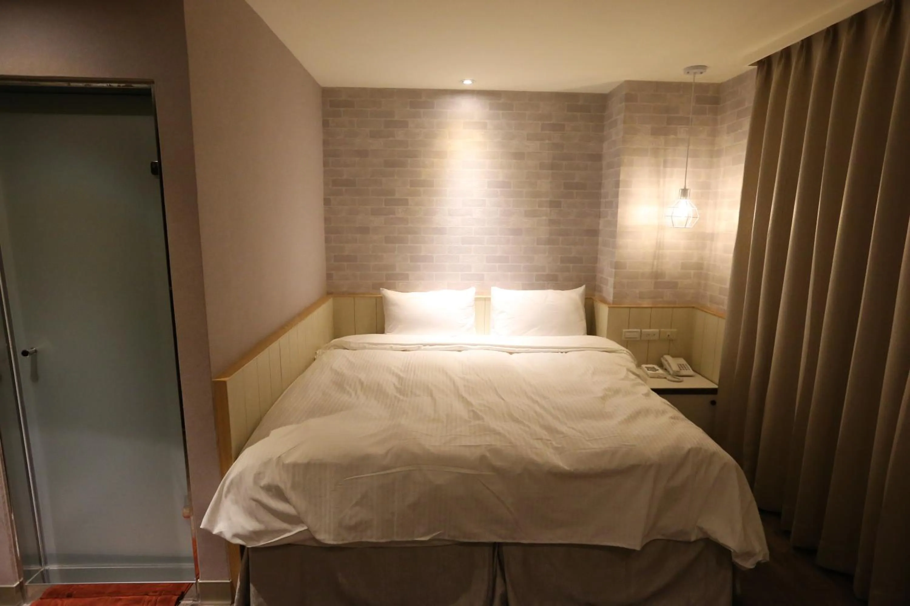 Bedroom, Bed in Central Hotel