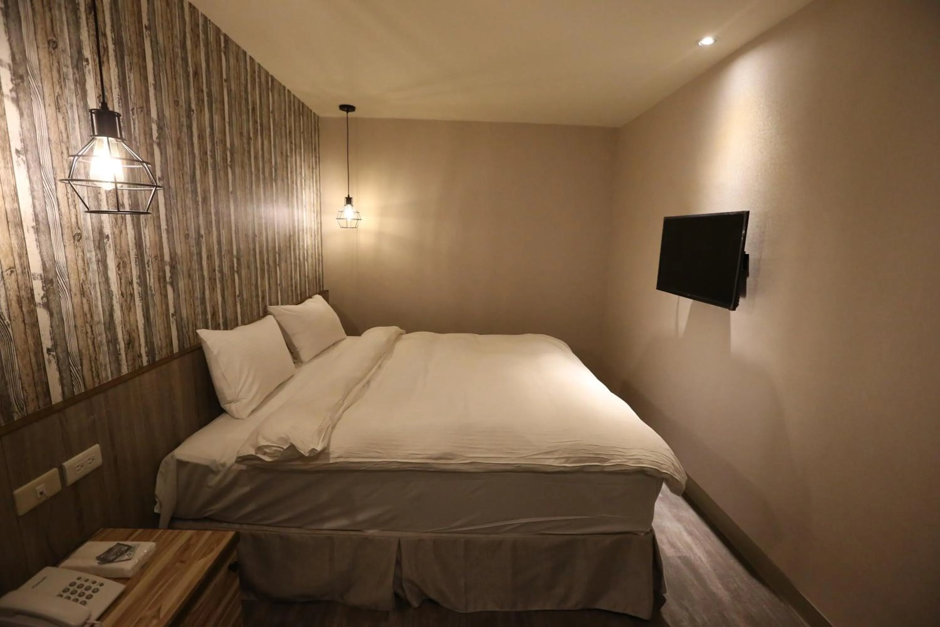 Bedroom, Bed in Central Hotel