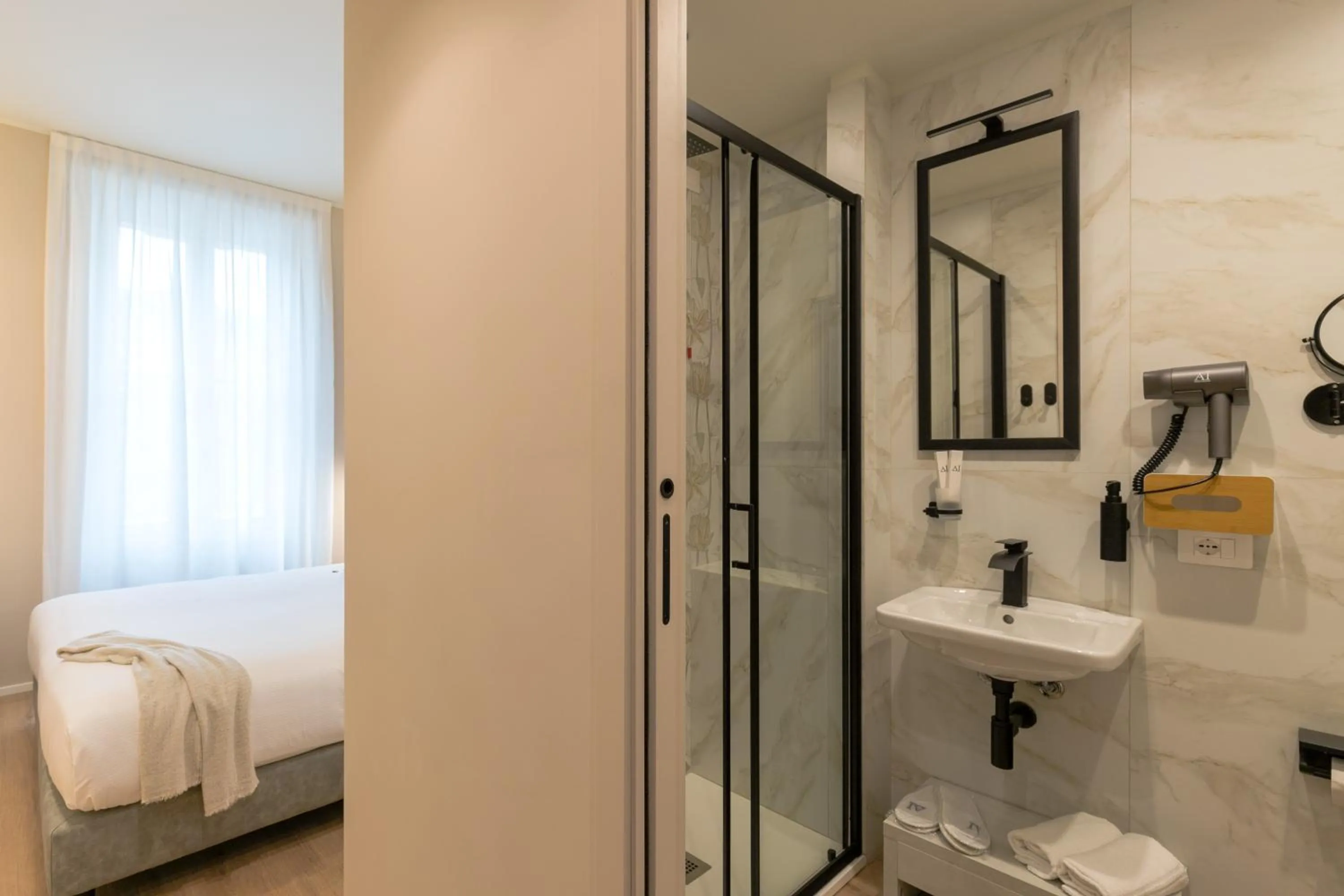 Shower, Bed in Aiello Hotels - Isola Design District