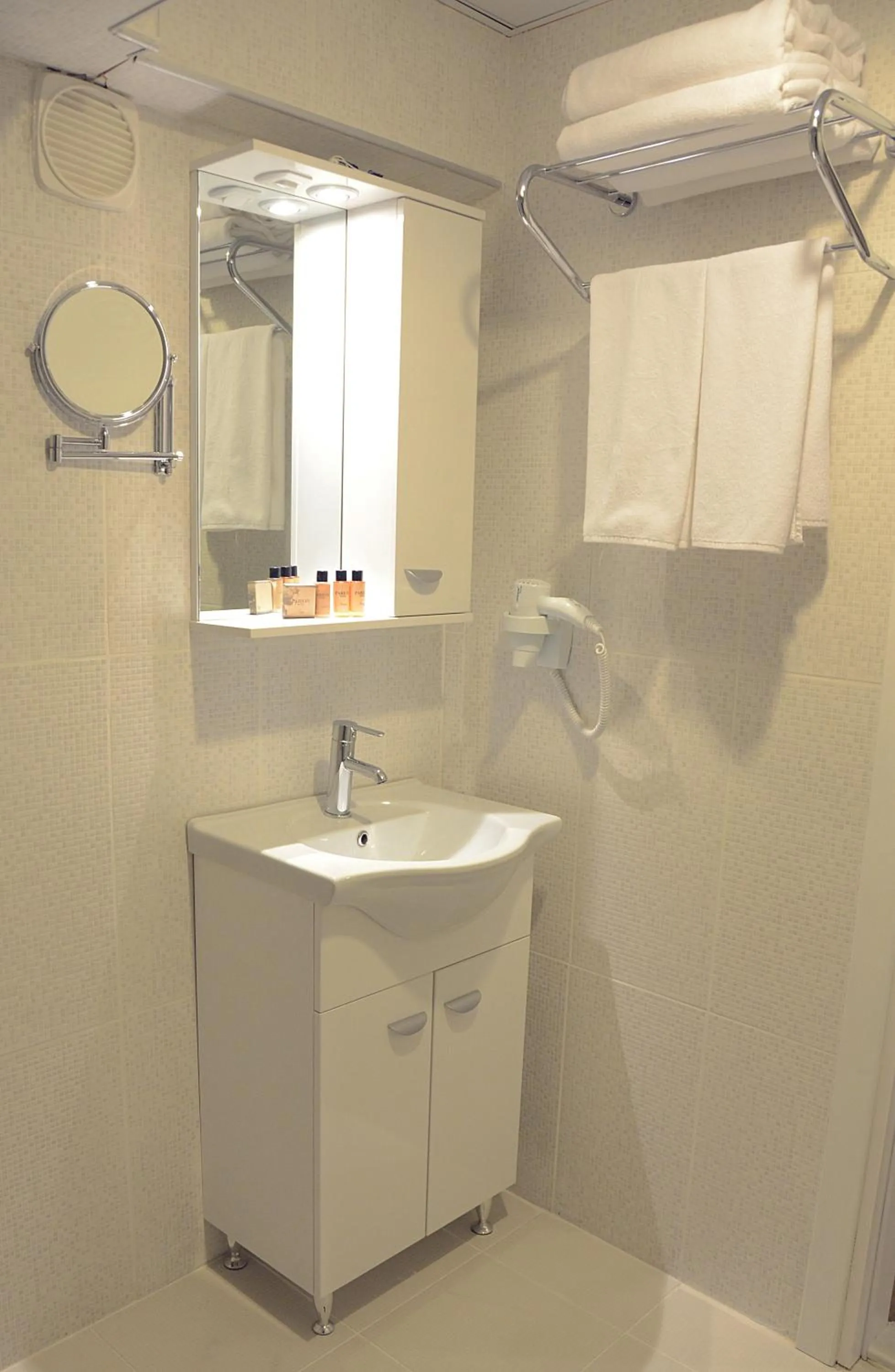 Toilet in ParionHouse Hotel