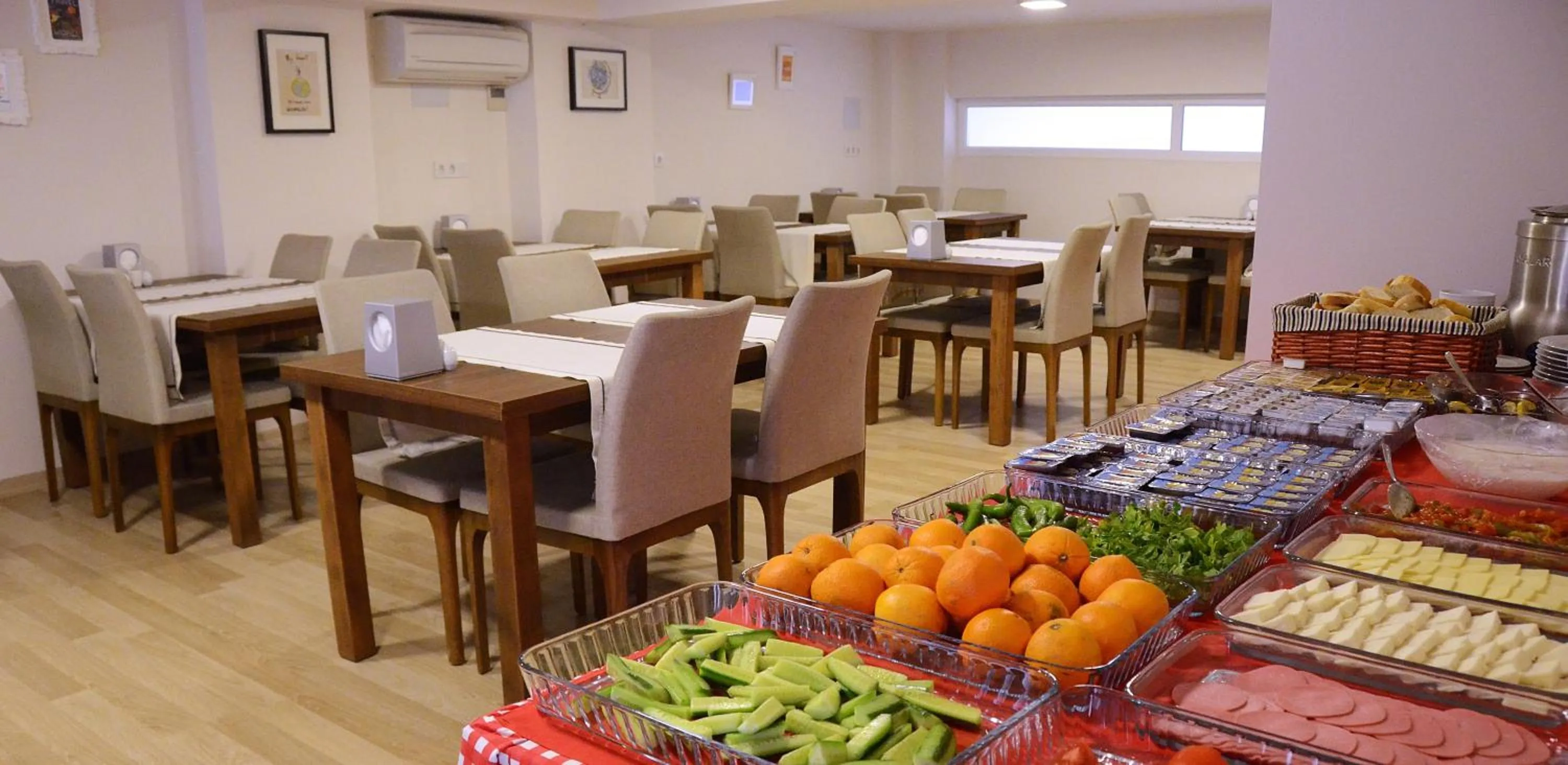 Restaurant/places to eat in ParionHouse Hotel