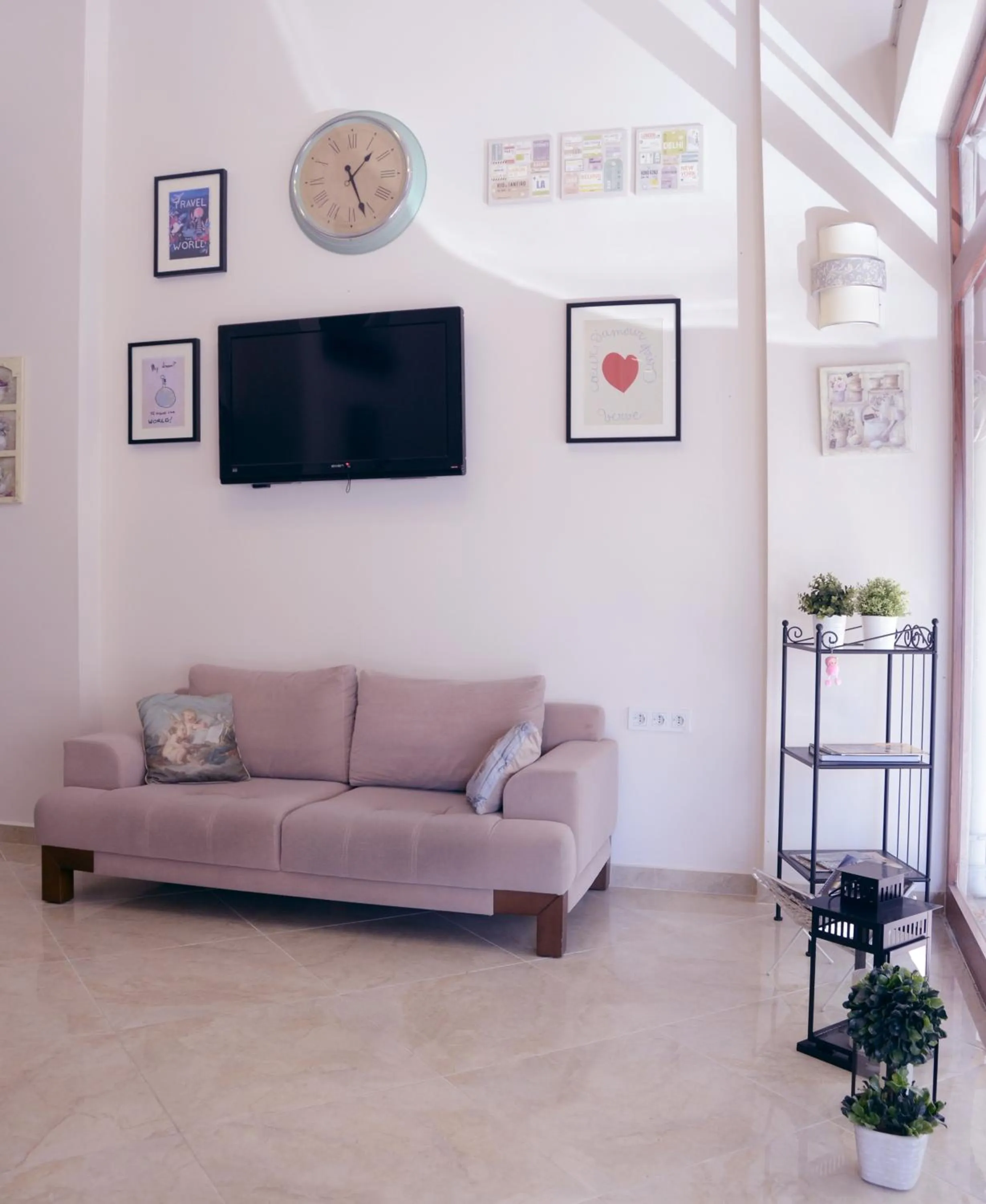 TV and multimedia in ParionHouse Hotel