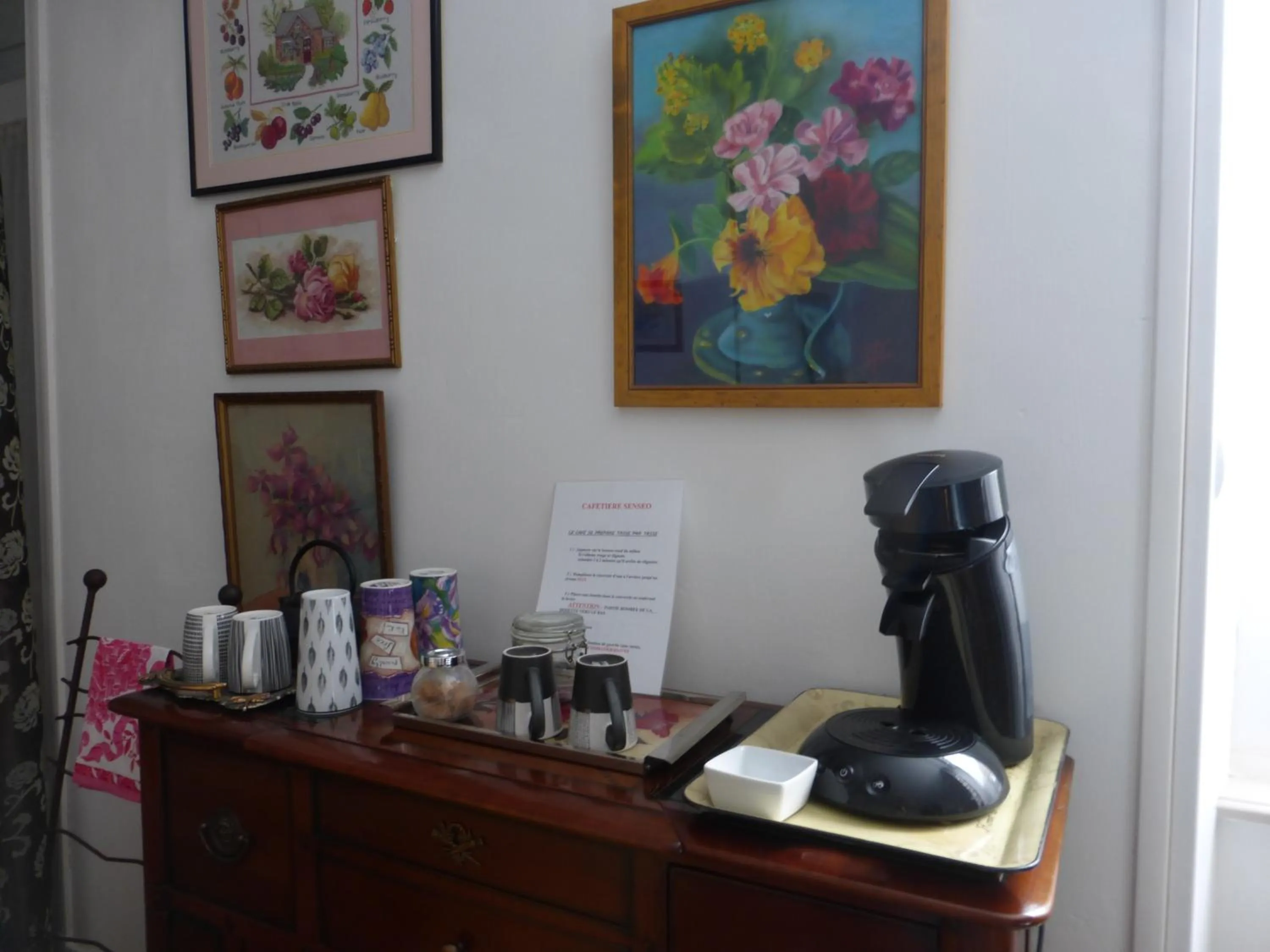 Coffee/tea facilities in Chambre d'Hôtes Le Tilleul de Canac PARKING privé GRATUIT Petits déjeuners COMPRIS