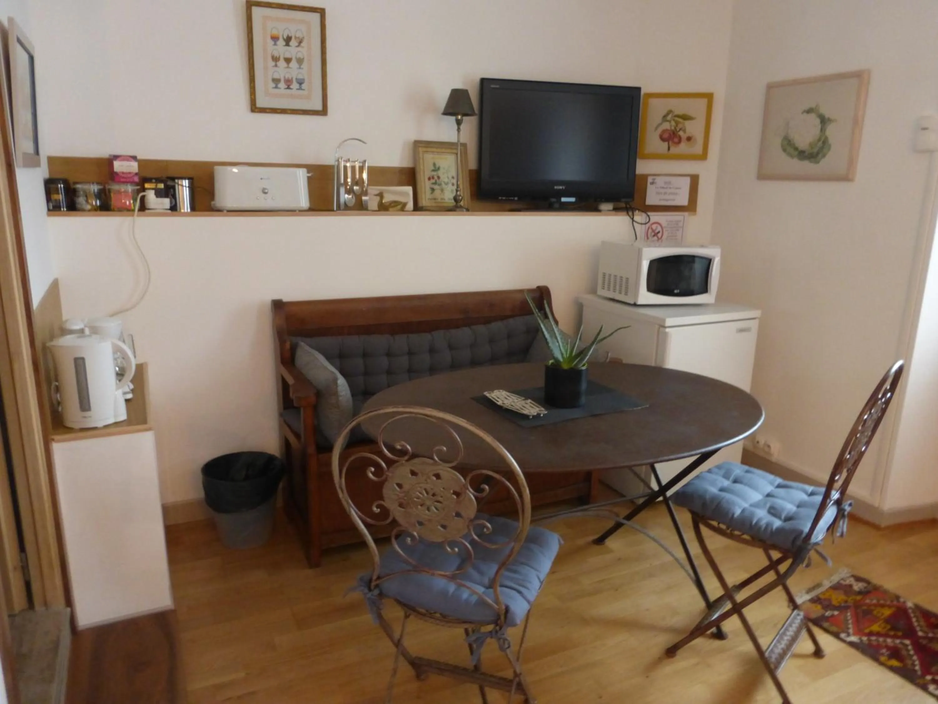 Kitchen or kitchenette in Chambre d'Hôtes Le Tilleul de Canac PARKING privé GRATUIT Petits déjeuners COMPRIS