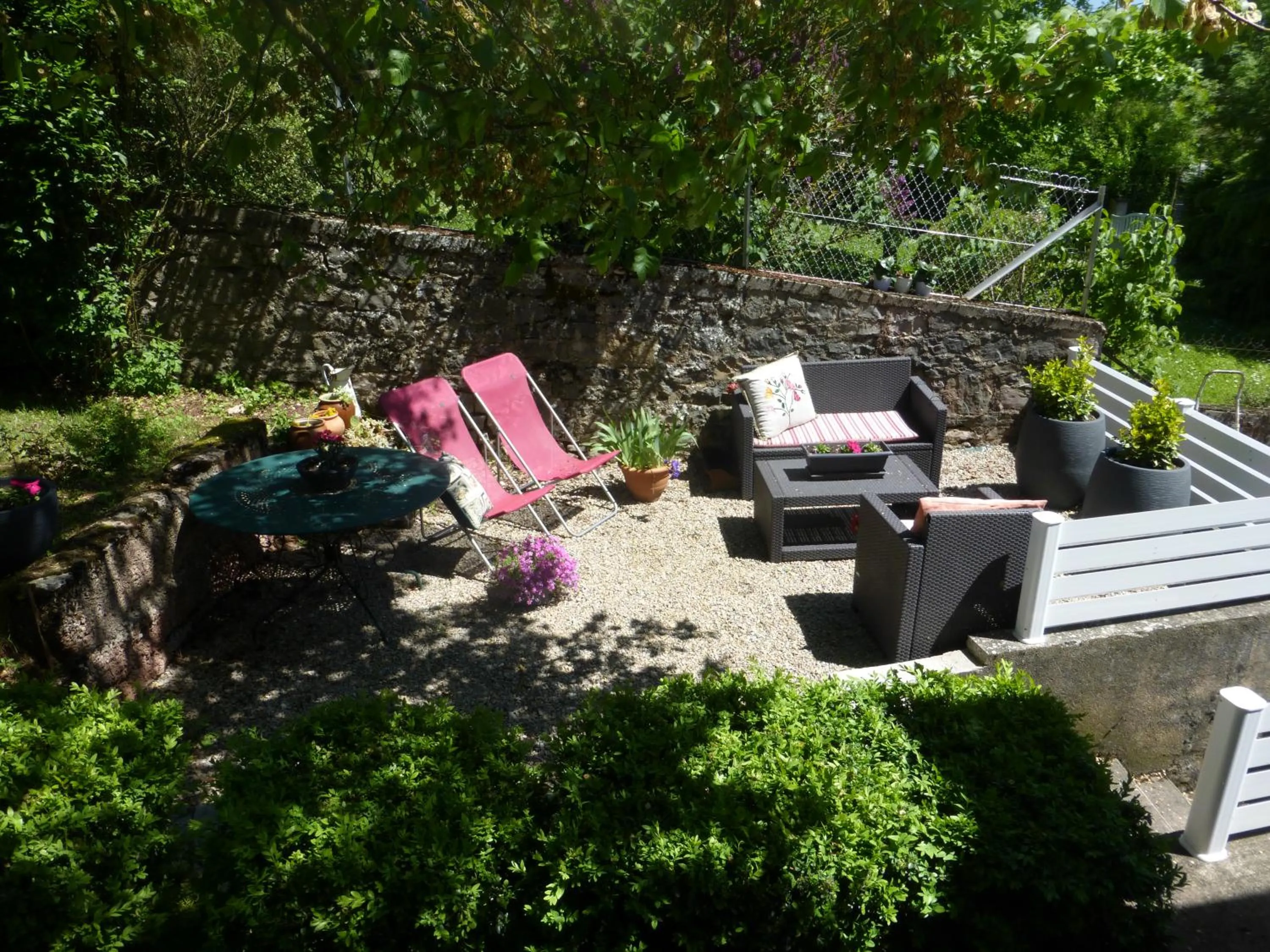 Patio in Chambre d'Hôtes Le Tilleul de Canac PARKING privé GRATUIT Petits déjeuners COMPRIS