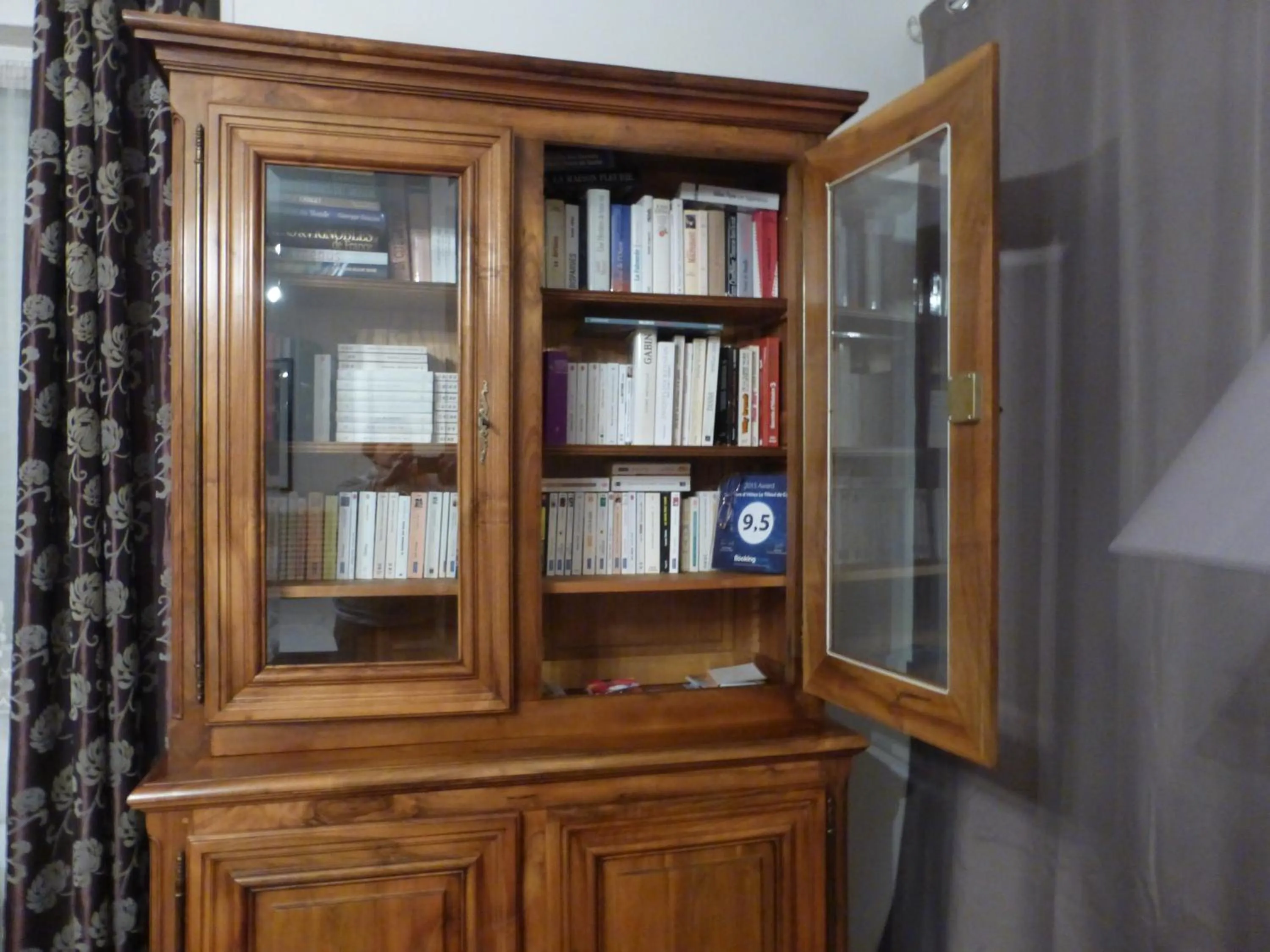 Library in Chambre d'Hôtes Le Tilleul de Canac PARKING privé GRATUIT Petits déjeuners COMPRIS