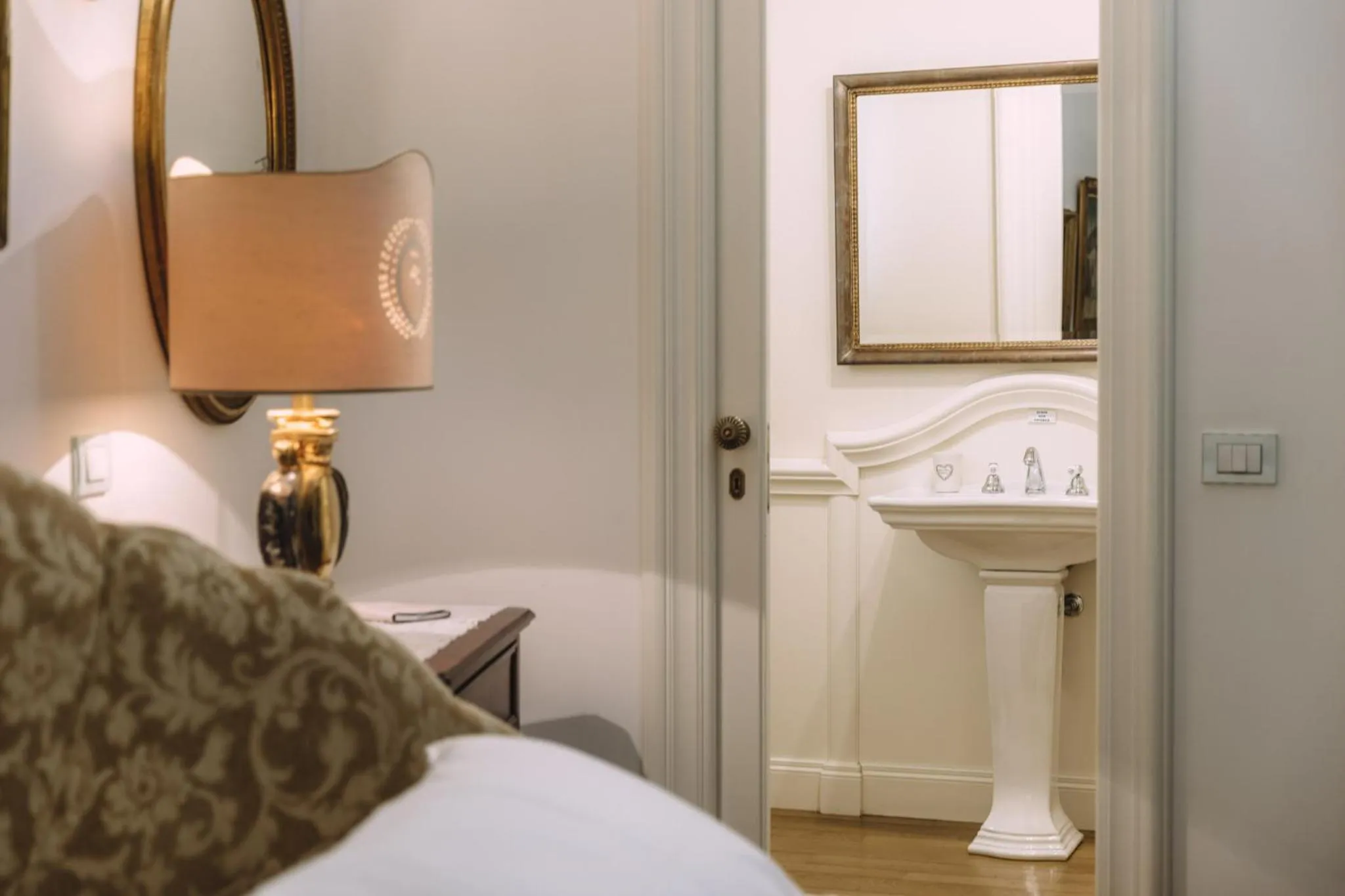 Decorative detail in B&B Triskéles