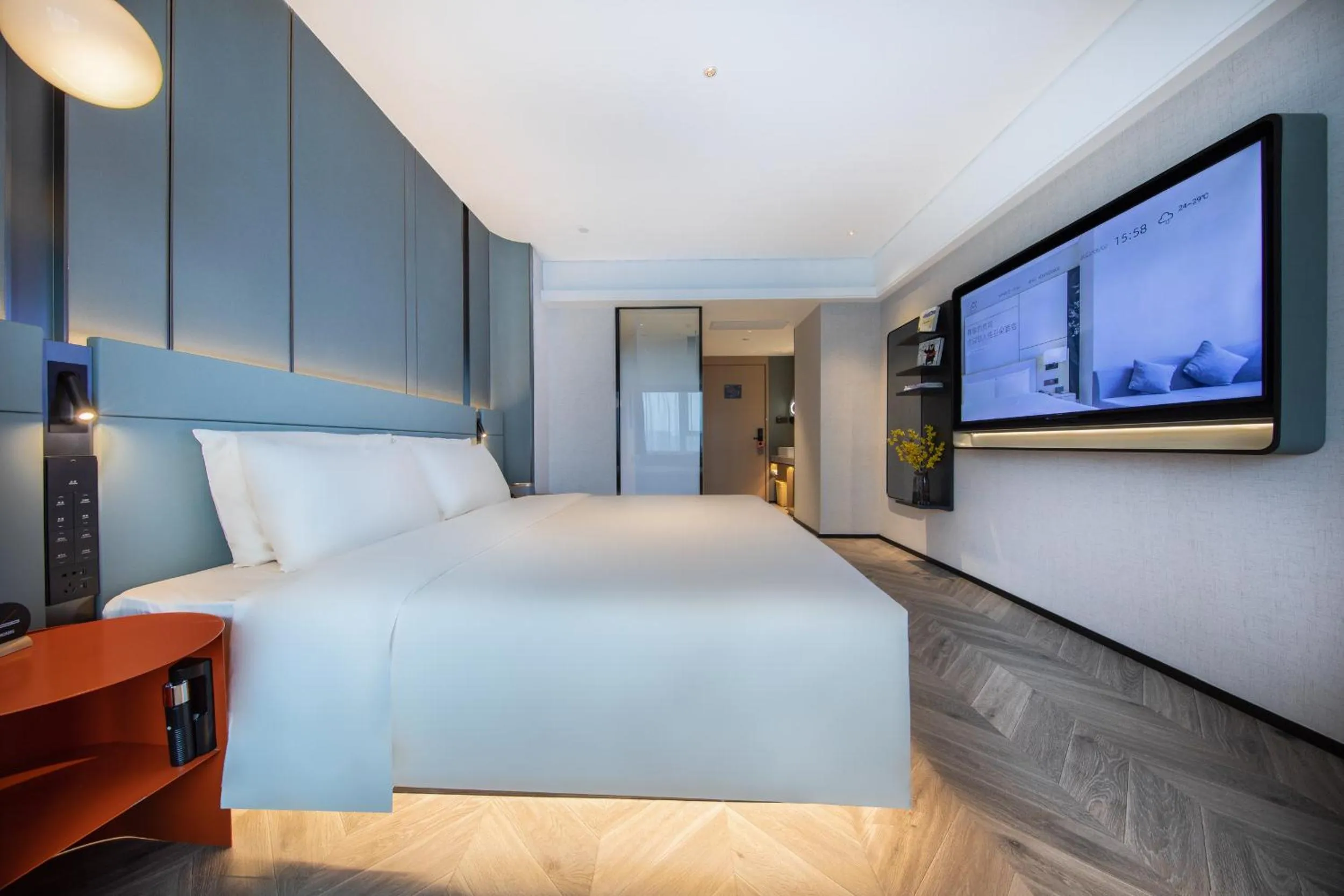 Photo of the whole room, Bed in Atour Hotel Wuhan Wuchang Zhongnan Road