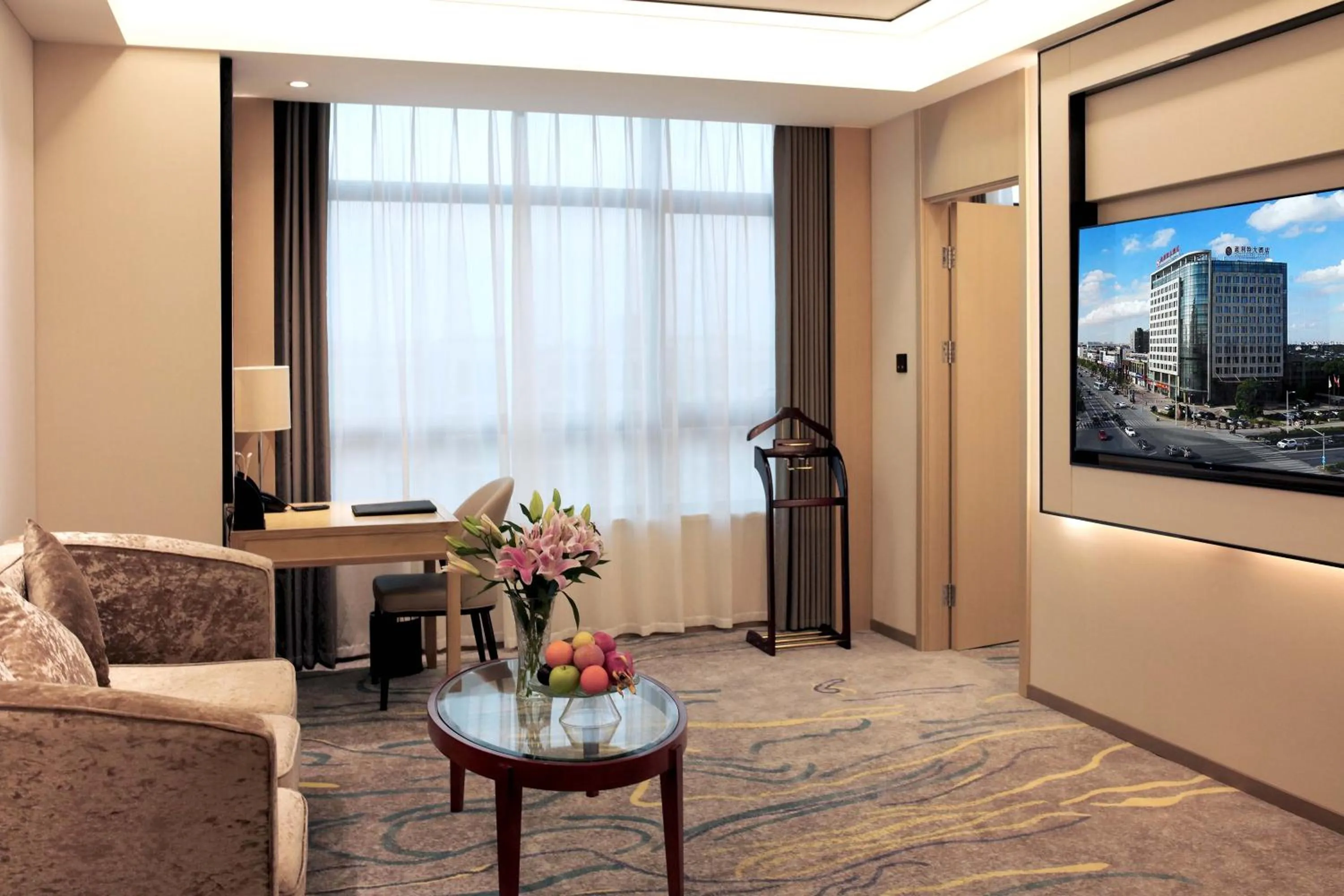 Communal lounge/ TV room in Meilun Hotel Shanghai Hongqiao Hub