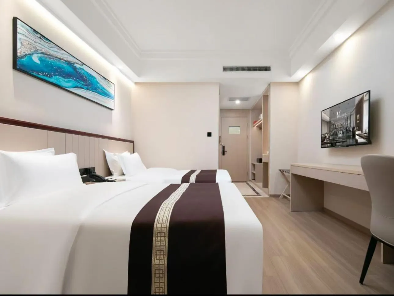 Communal lounge/ TV room in Meilun Hotel Shanghai Hongqiao Hub