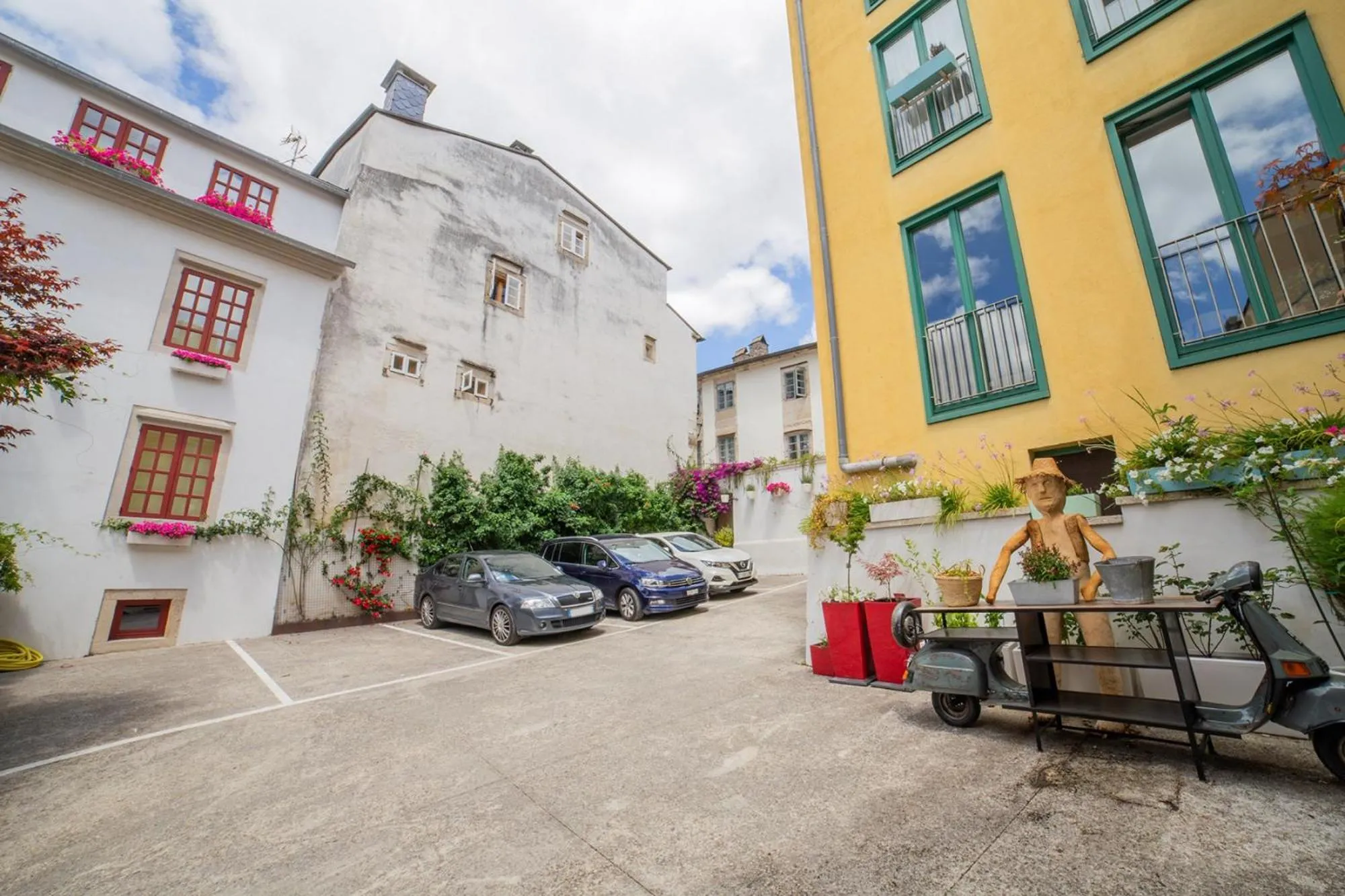 Parking in Hotel Monumento Pazo de Orbán
