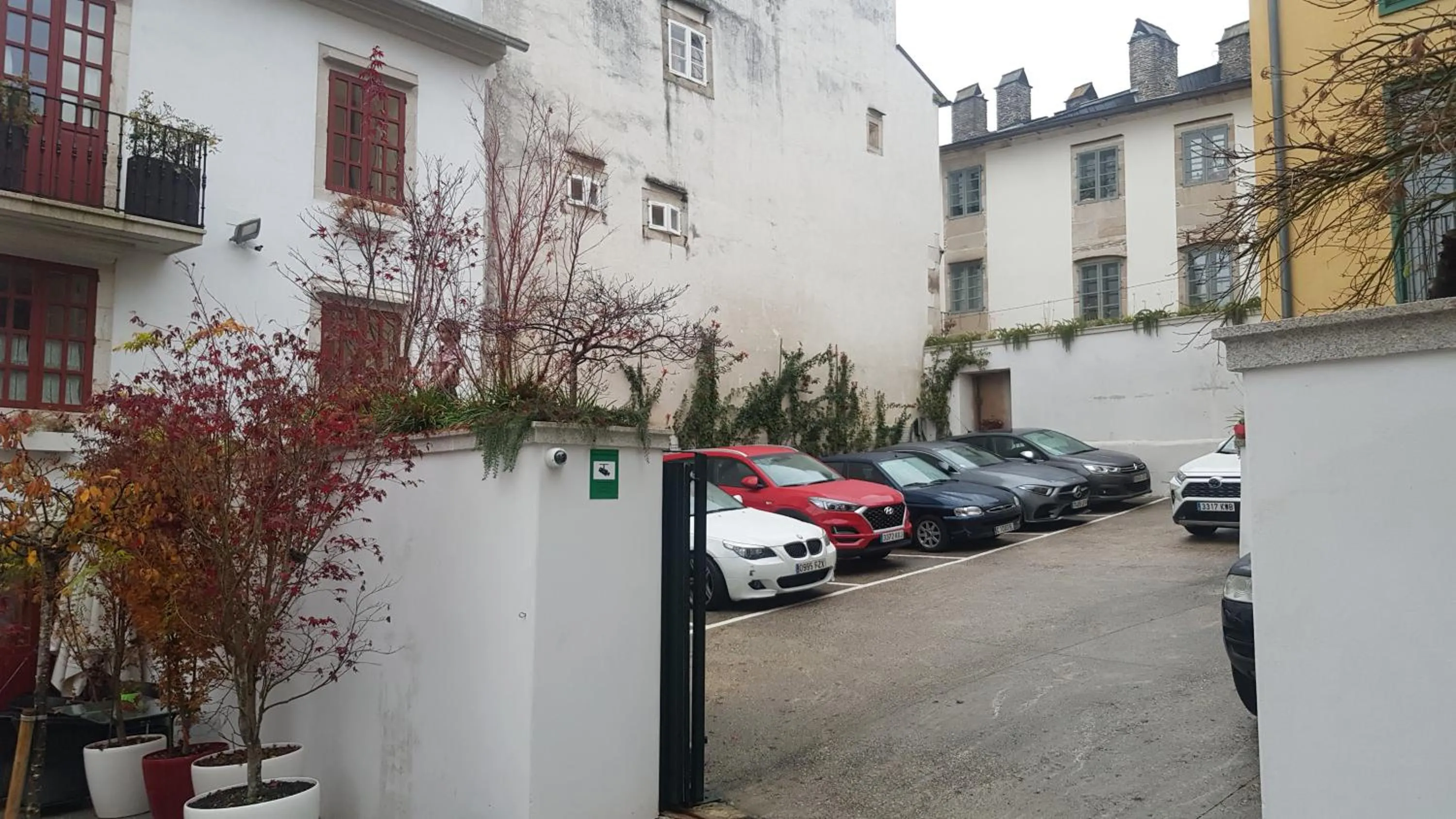 Parking in Hotel Monumento Pazo de Orbán