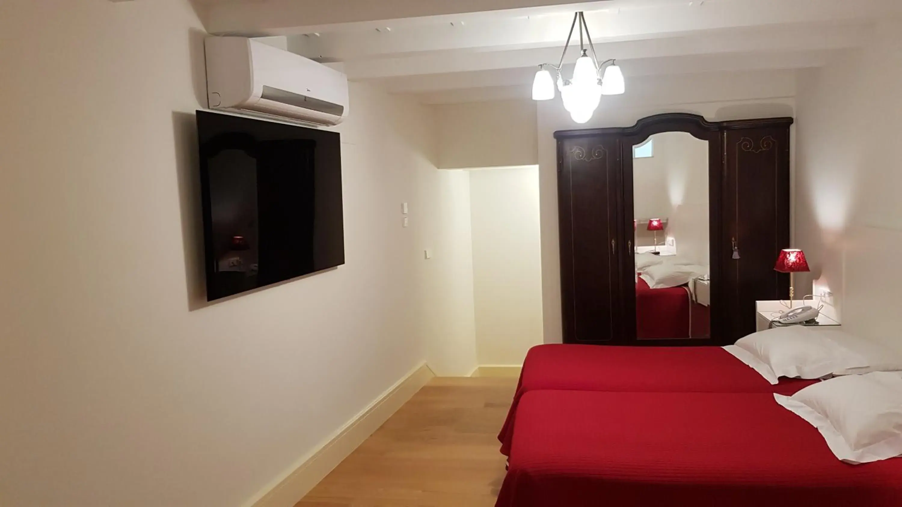 Standard Twin Room in Hotel Monumento Pazo de Orbán Standard Twin Room in Hotel Monumento Pazo de Orbán