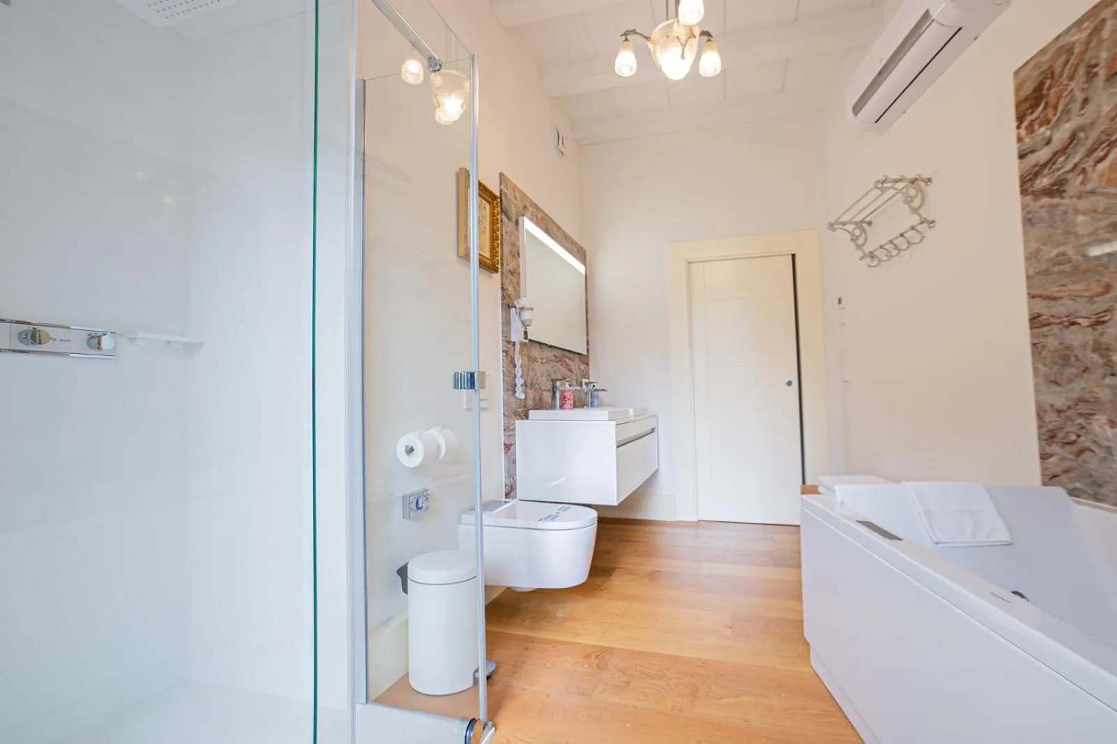 Bathroom, Bed in Hotel Monumento Pazo de Orbán