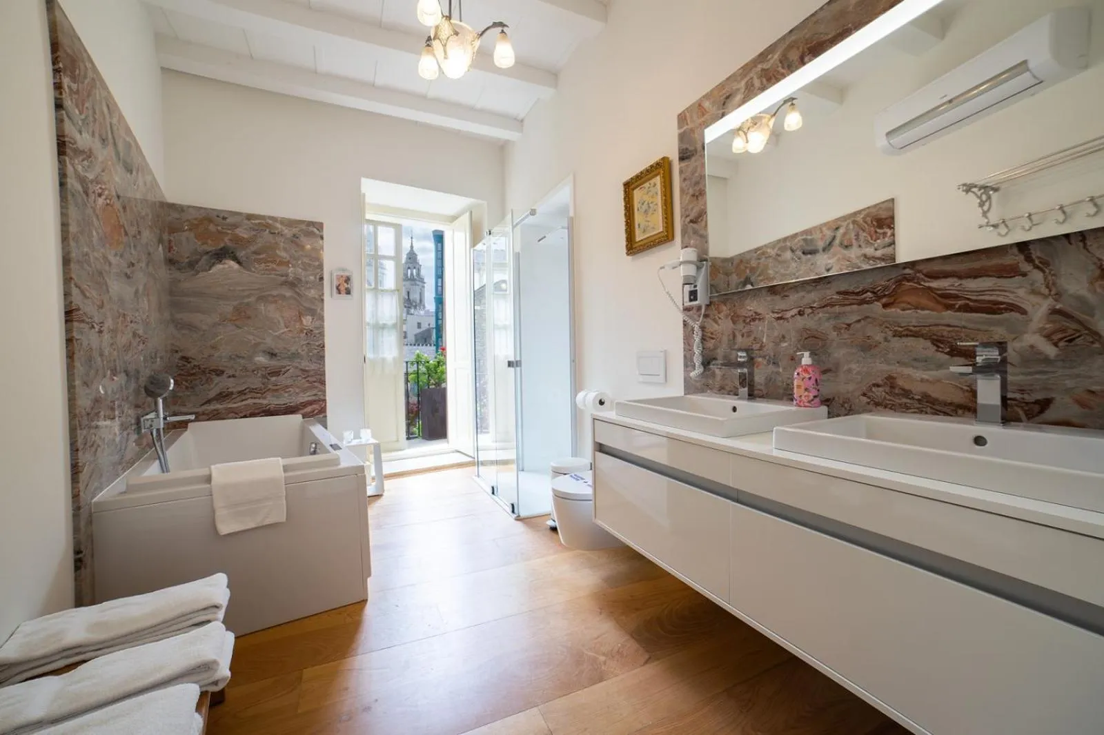 Bathroom in Hotel Monumento Pazo de Orbán