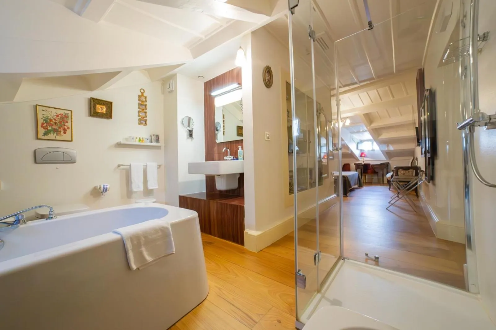 Bathroom, Bed in Hotel Monumento Pazo de Orbán