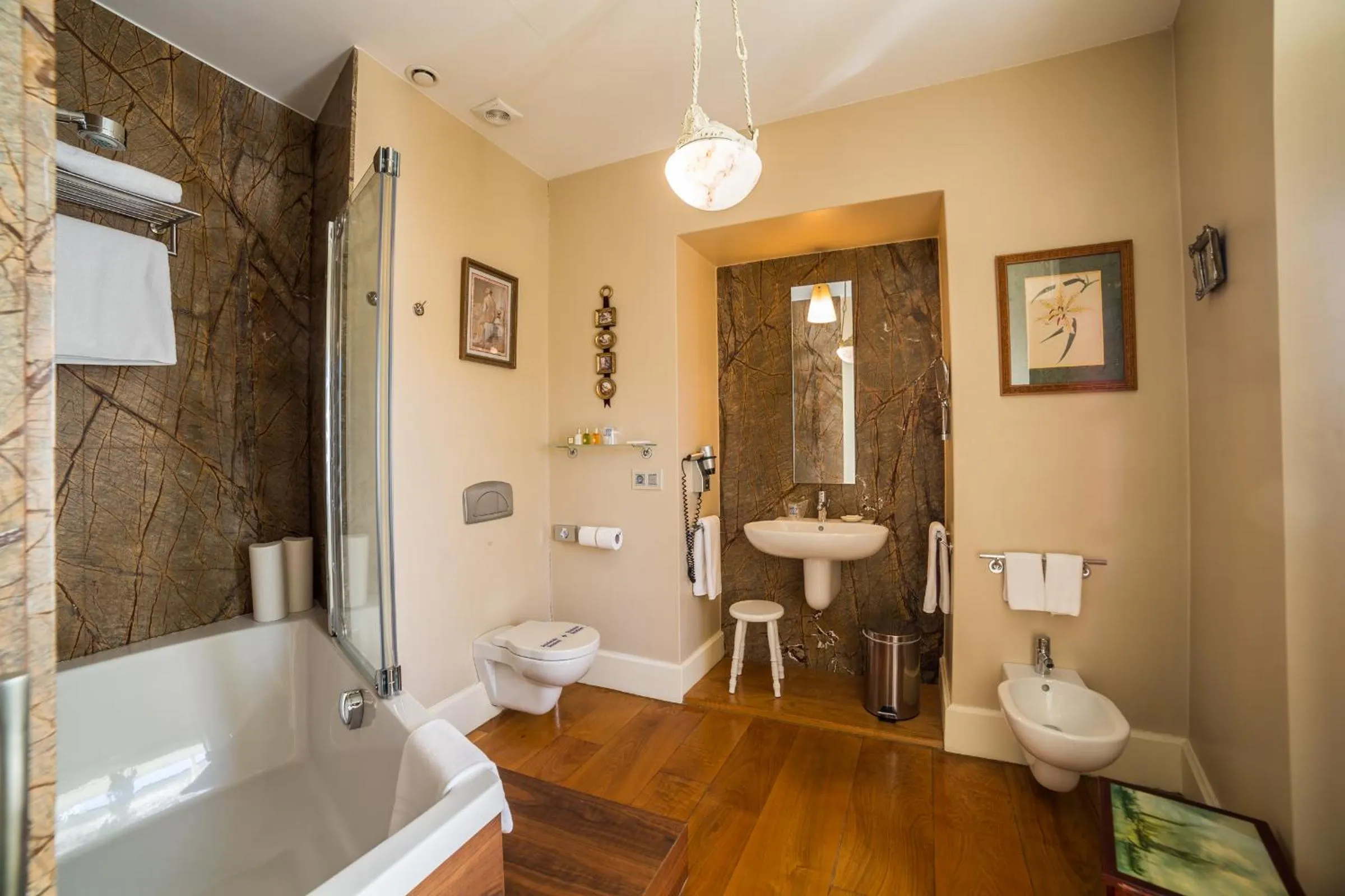 Bathroom in Hotel Monumento Pazo de Orbán