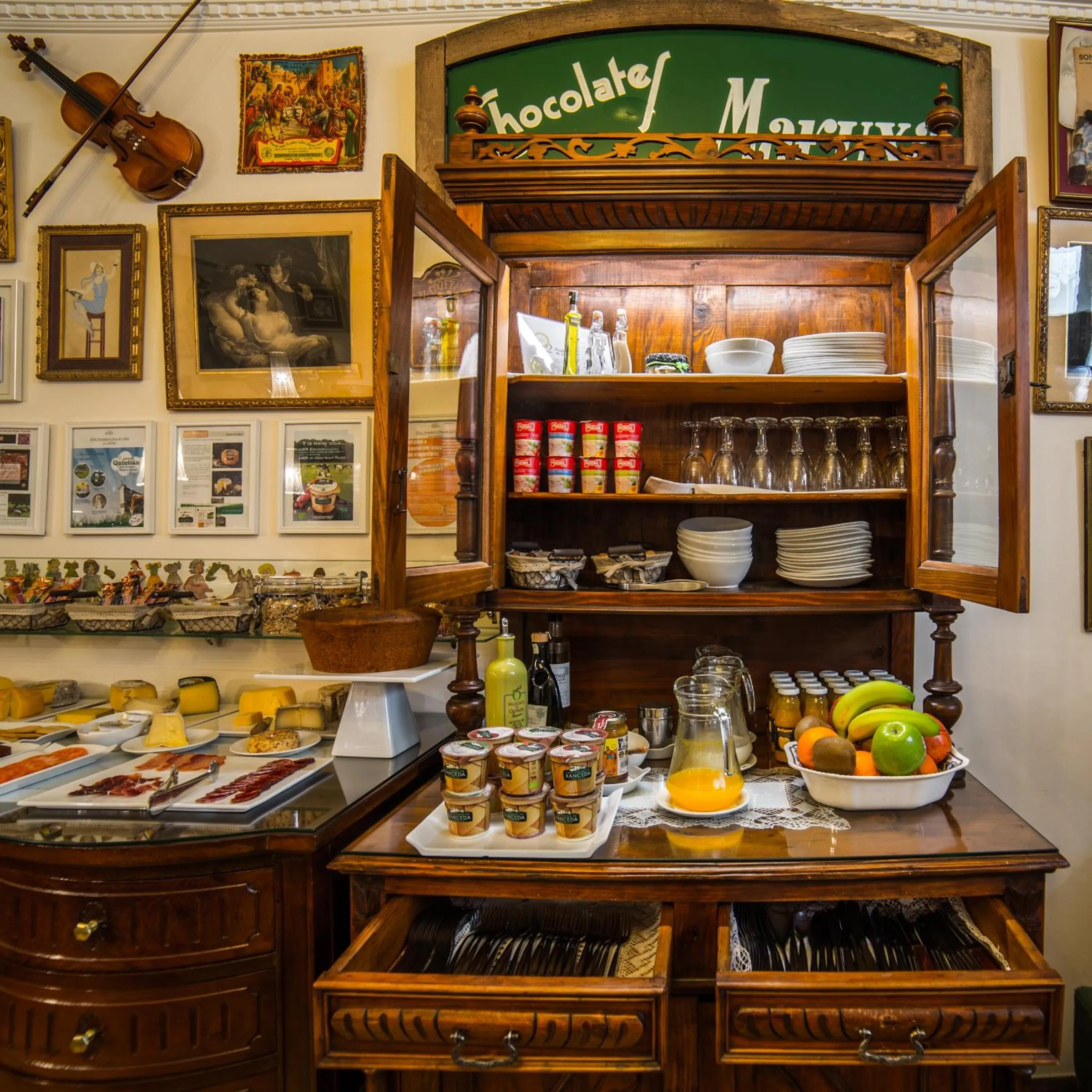 Lounge or bar in Hotel Monumento Pazo de Orbán