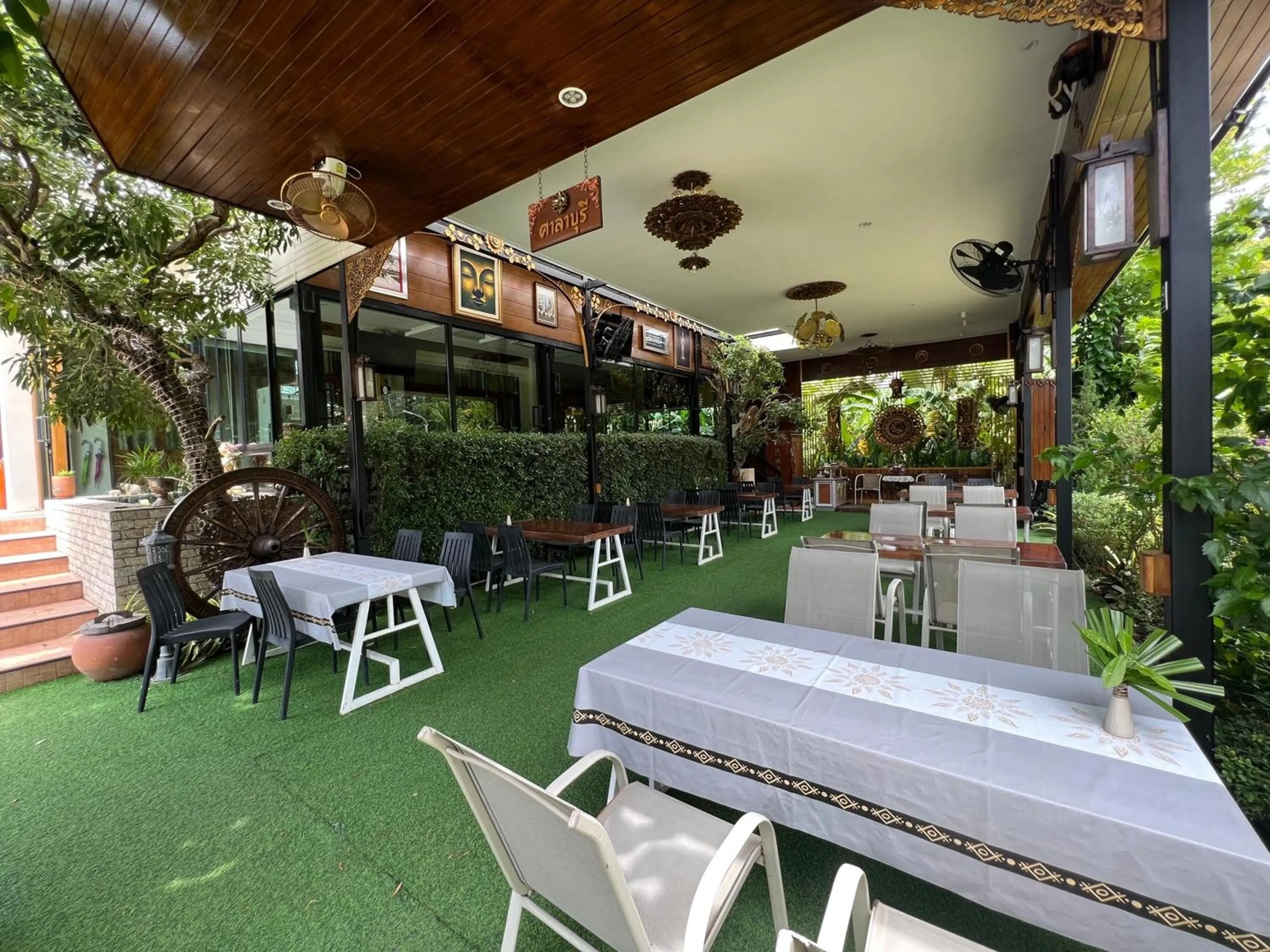 Restaurant/places to eat in Kokhaburi Hotel