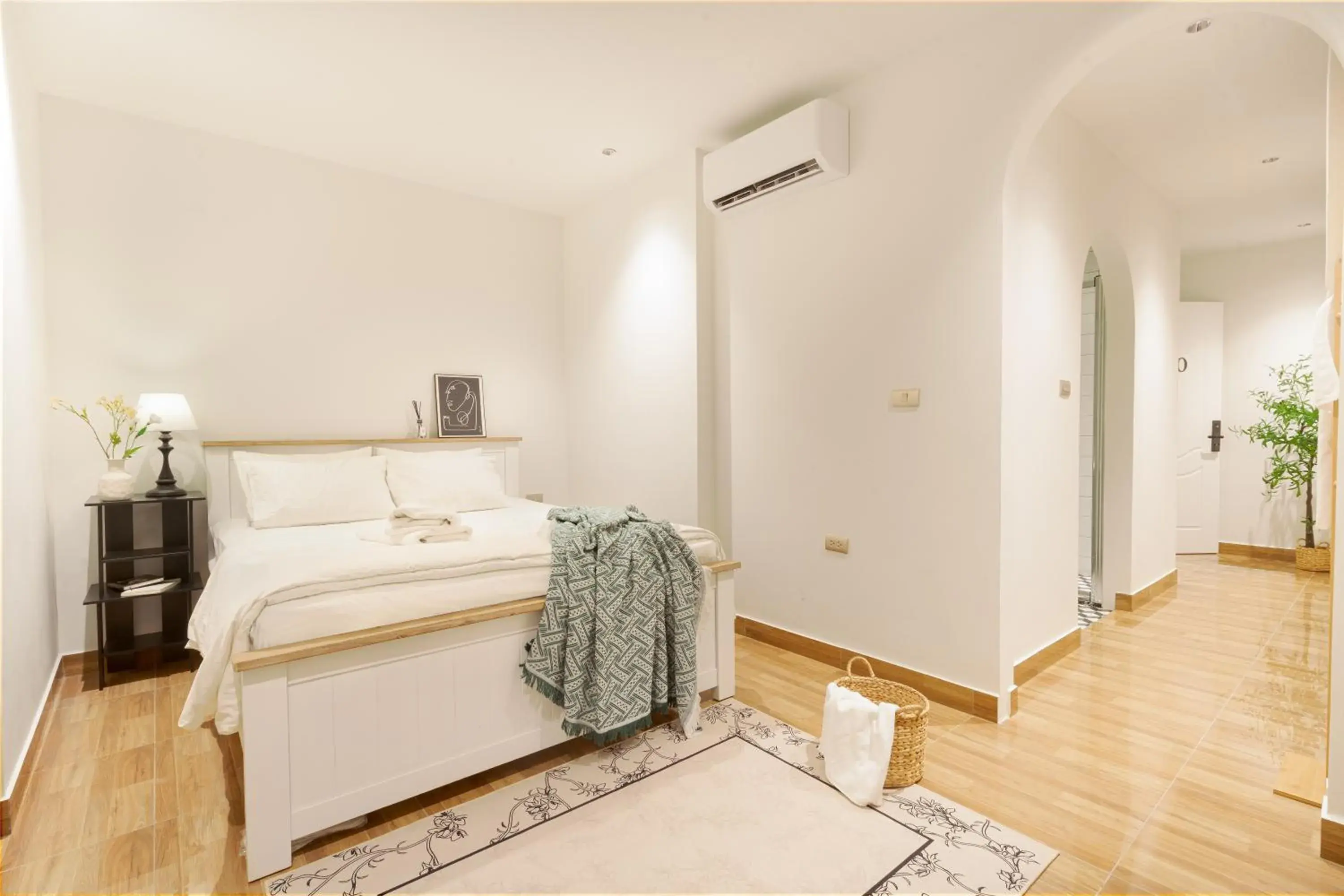 Queen Room in Éclectique Hanoi Homestay Queen Room in Éclectique Hanoi Homestay