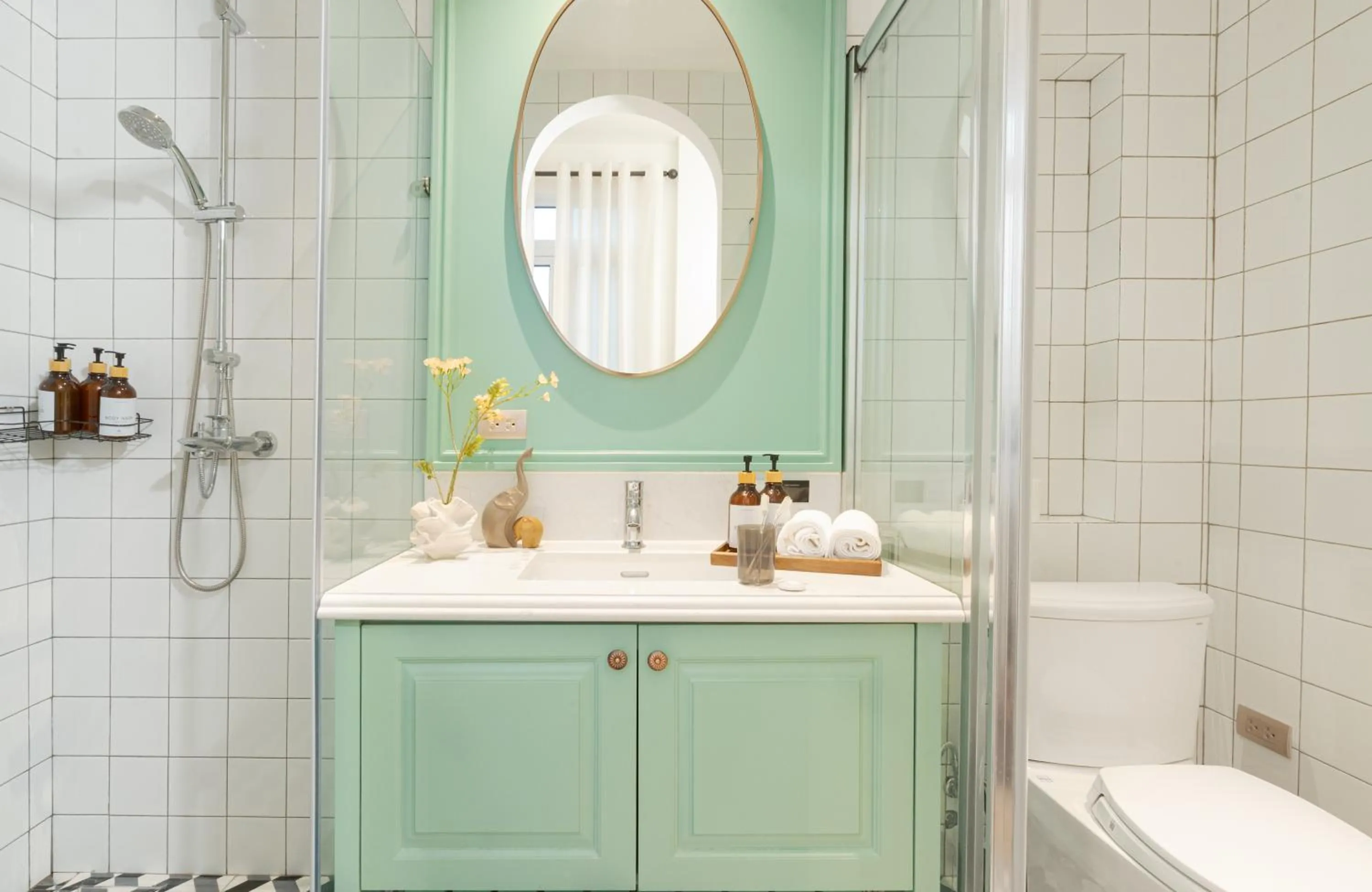 Shower in Éclectique Hanoi Homestay