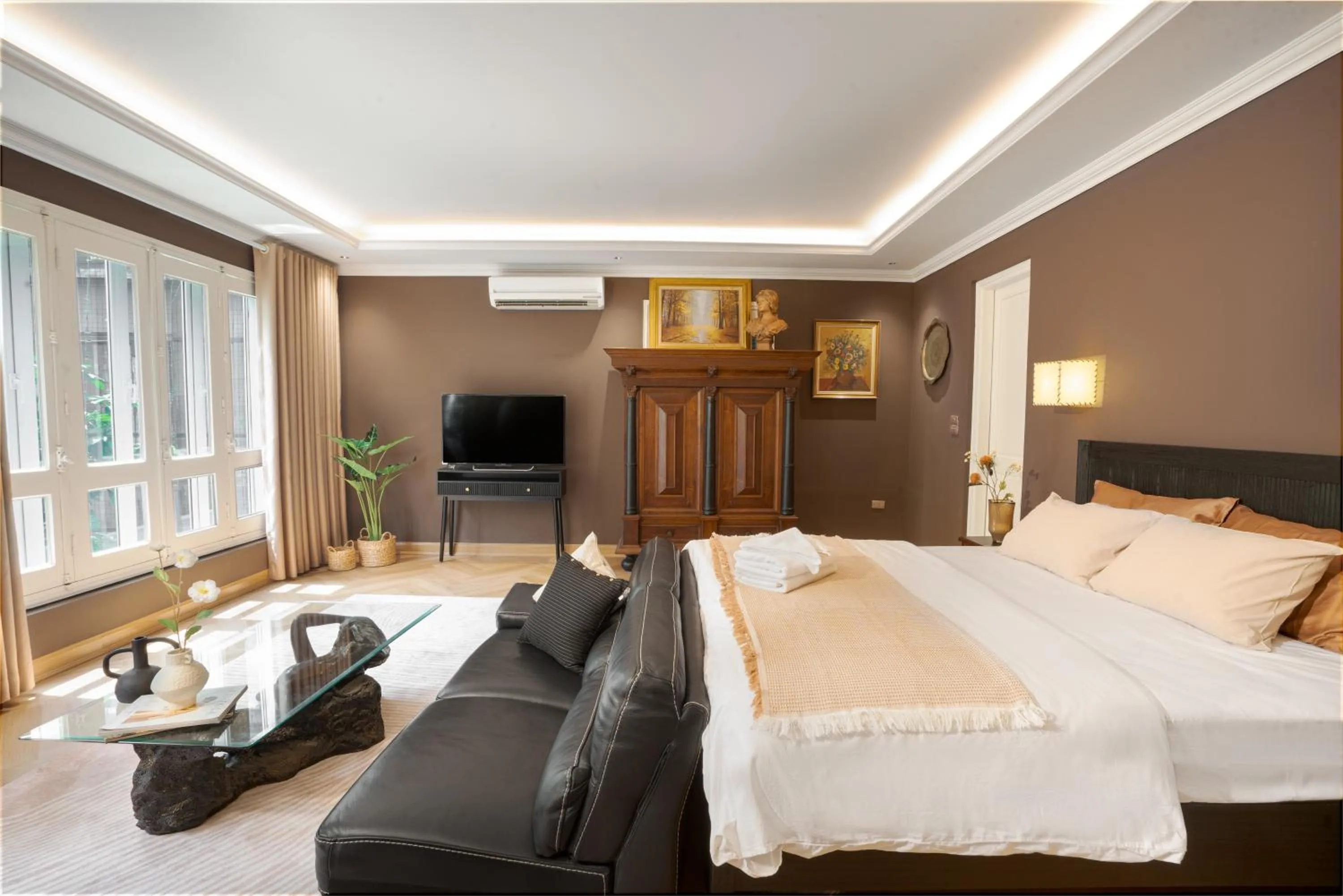 Communal lounge/ TV room, Bed in Éclectique Hanoi Homestay