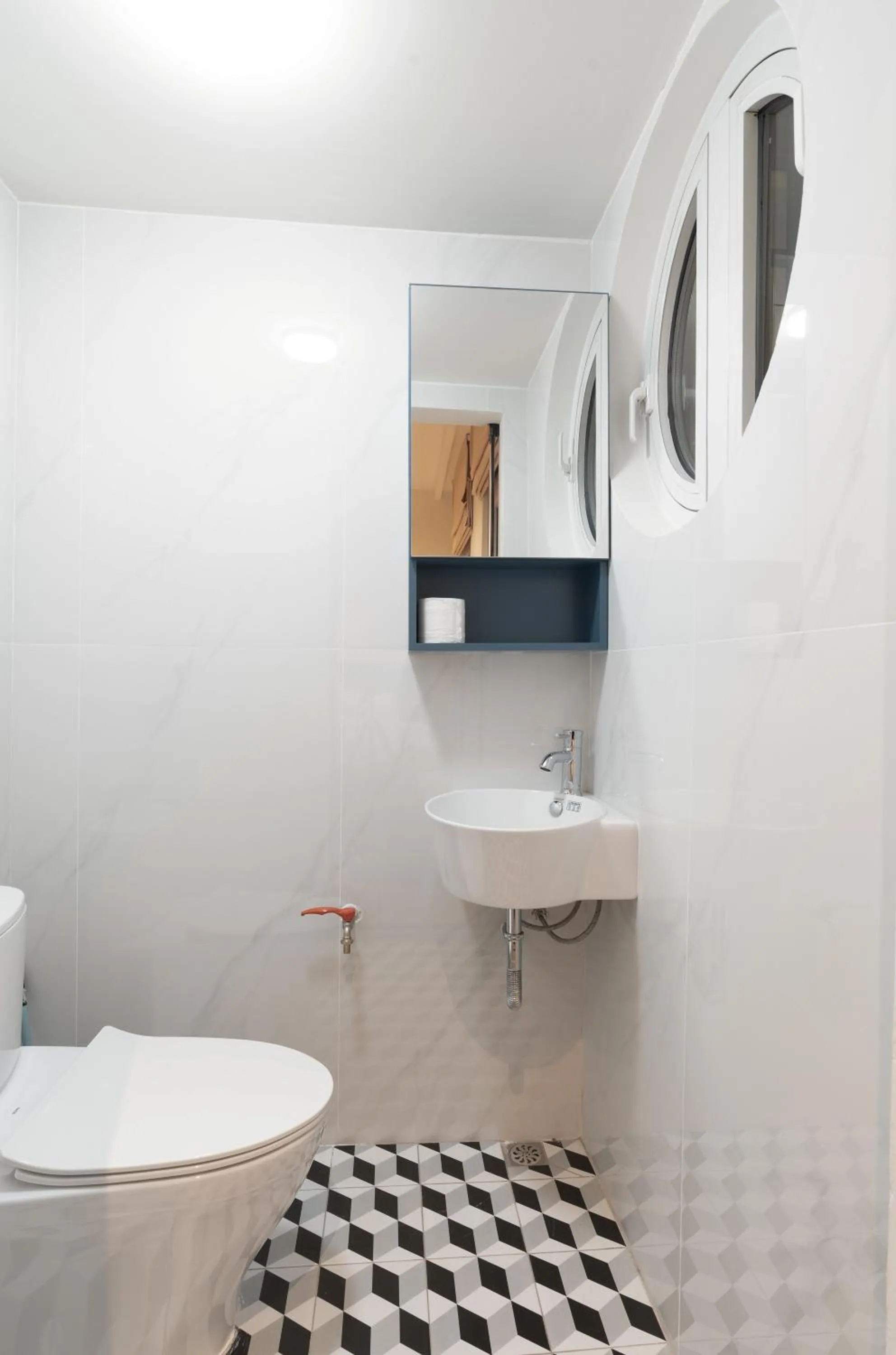 Shower in Éclectique Hanoi Homestay