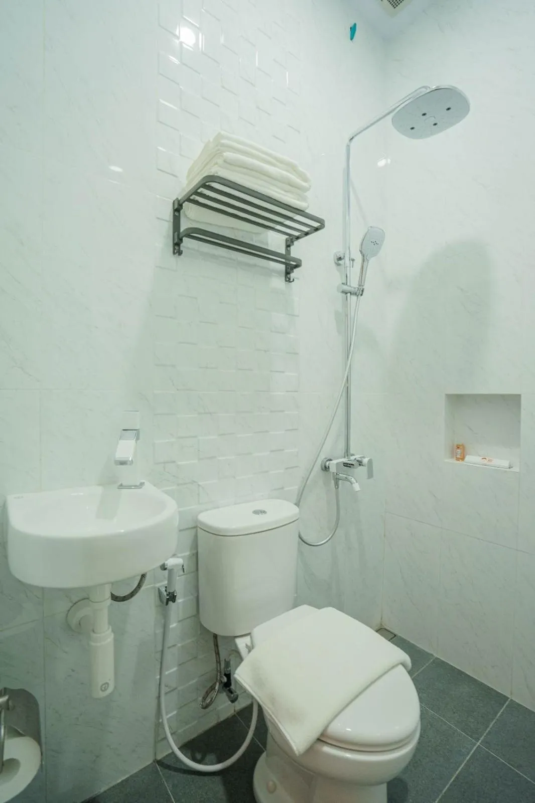 Shower in The Cabin Hotel Lovina Bali