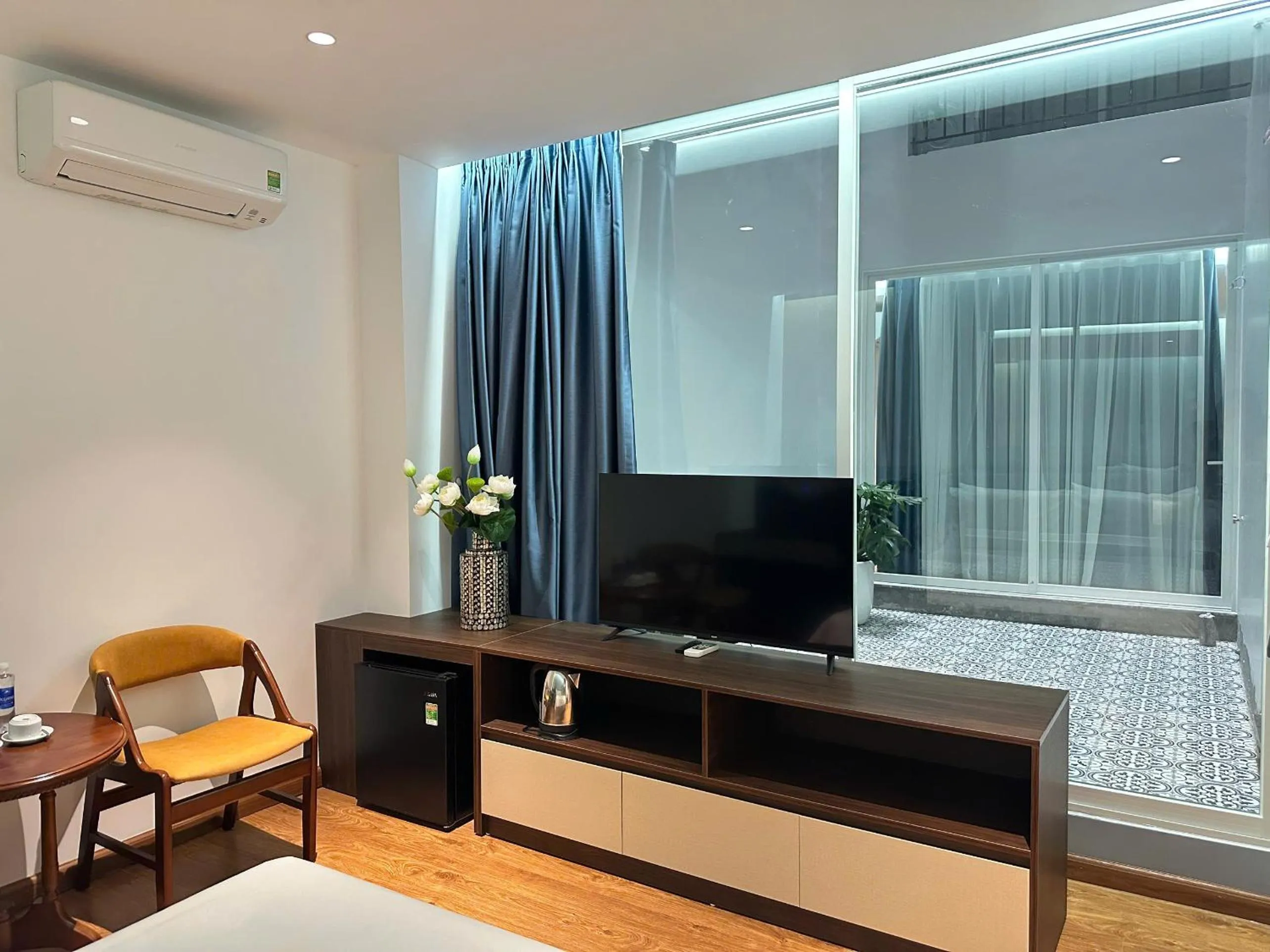 TV and multimedia in Luxe Paradise Hotel Nguyen Khac Hieu