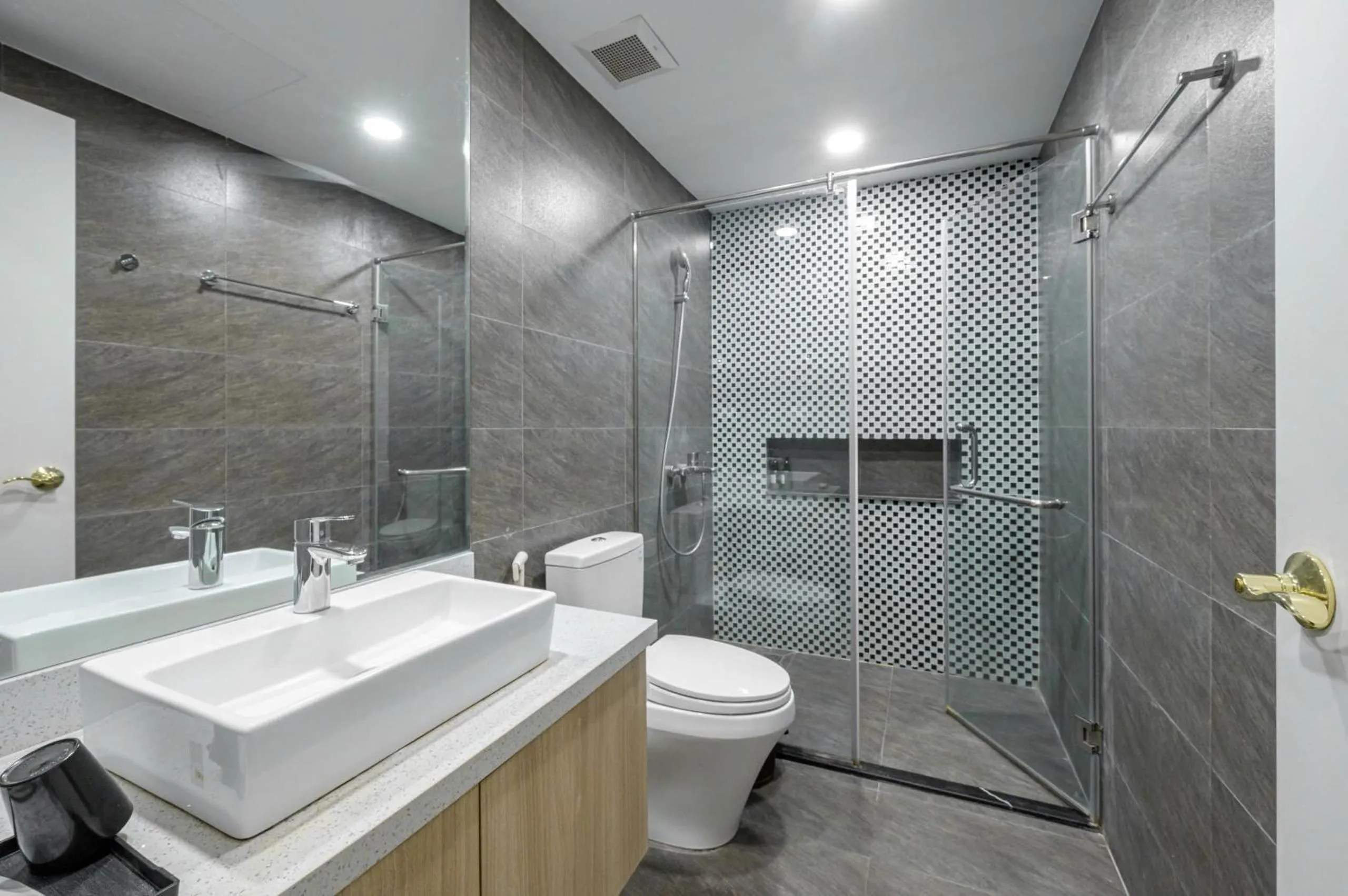 Shower in Luxe Paradise Hotel Nguyen Khac Hieu