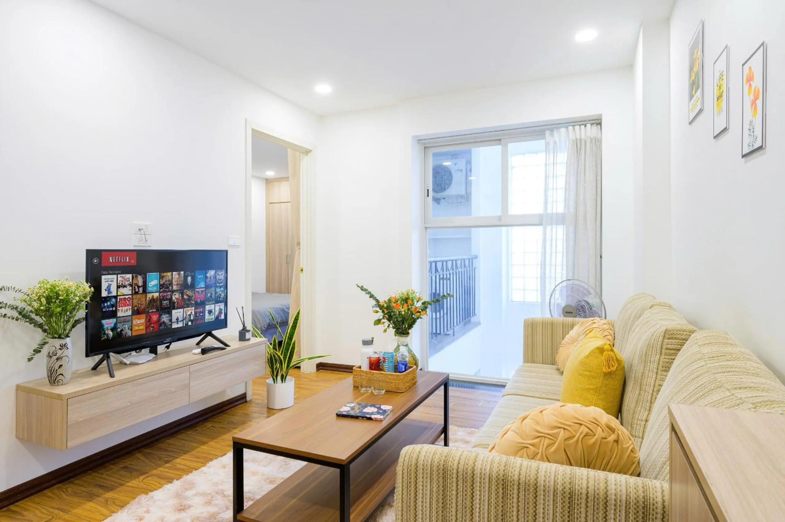 TV and multimedia in Luxe Paradise Hotel Nguyen Khac Hieu