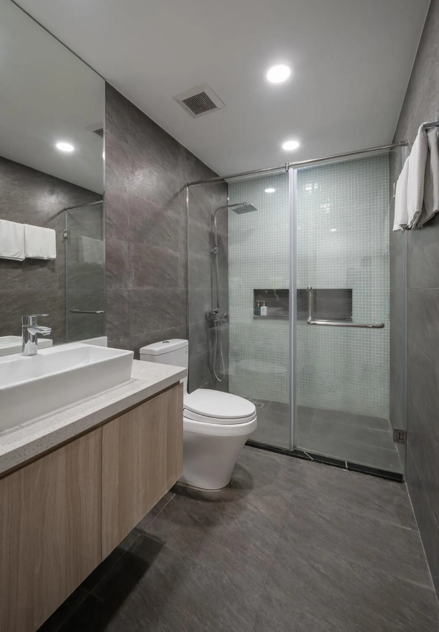 Toilet in Luxe Paradise Hotel Nguyen Khac Hieu