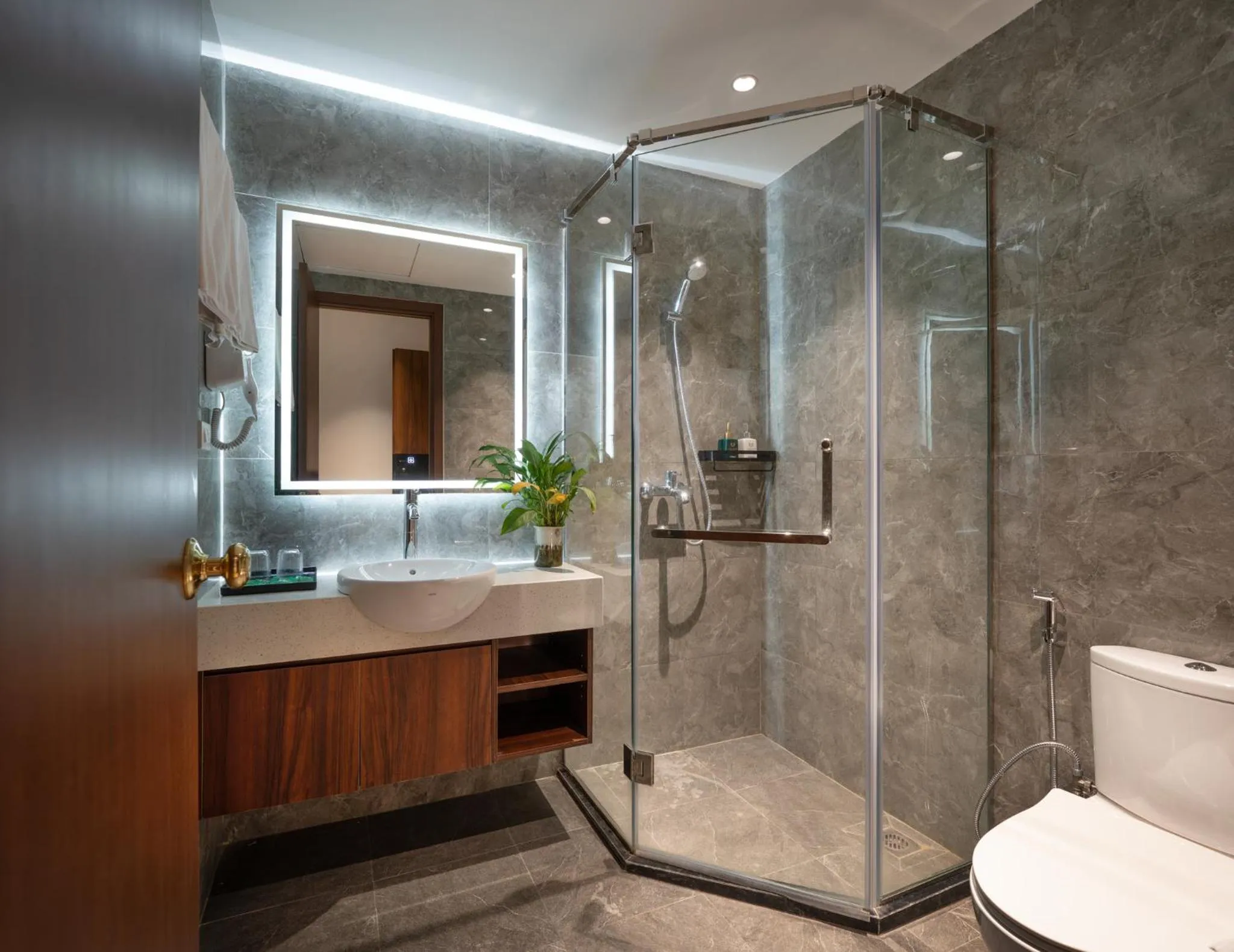 Bathroom in Luxe Paradise Hotel Nguyen Khac Hieu