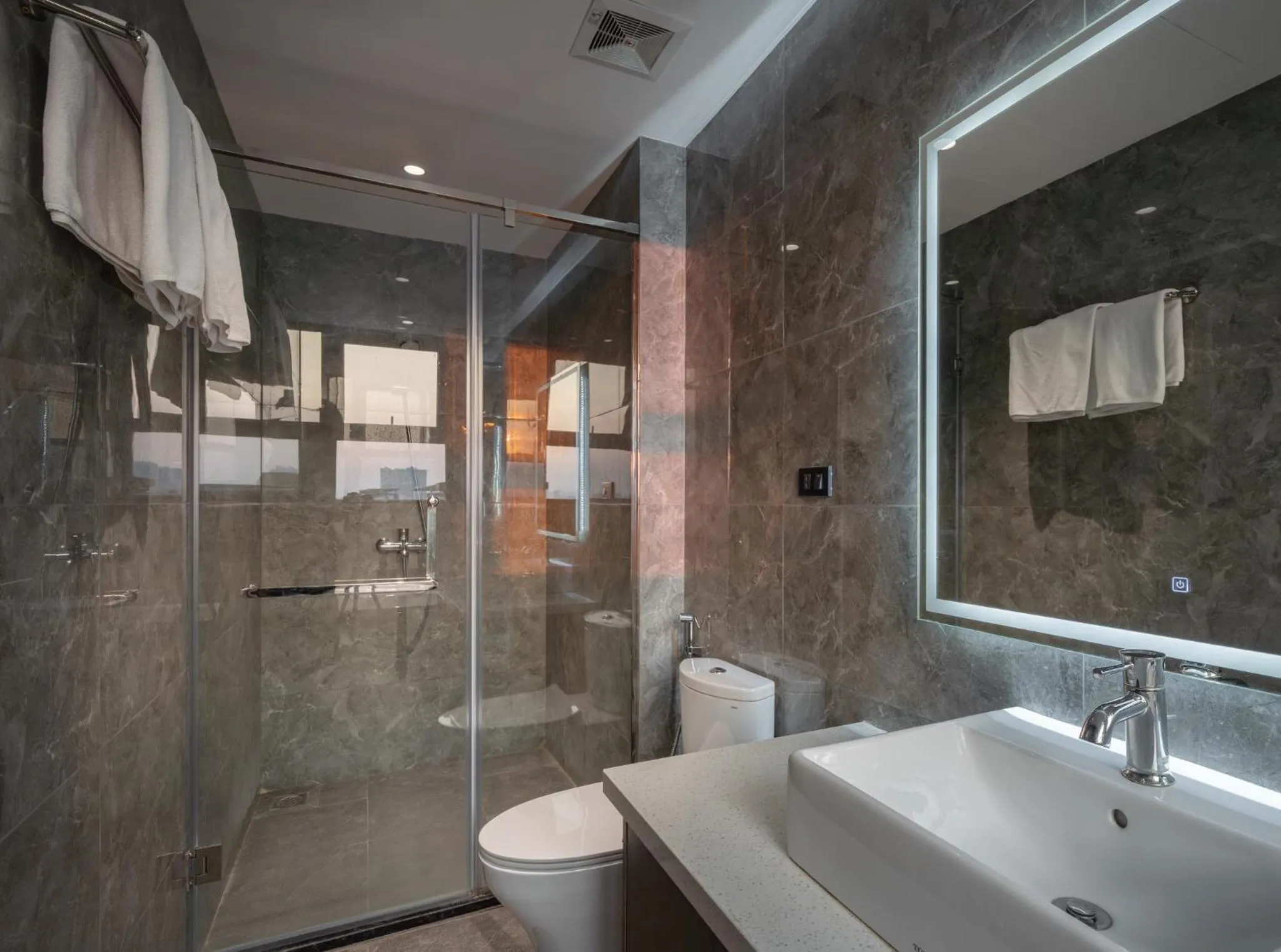 Shower in Luxe Paradise Hotel Nguyen Khac Hieu