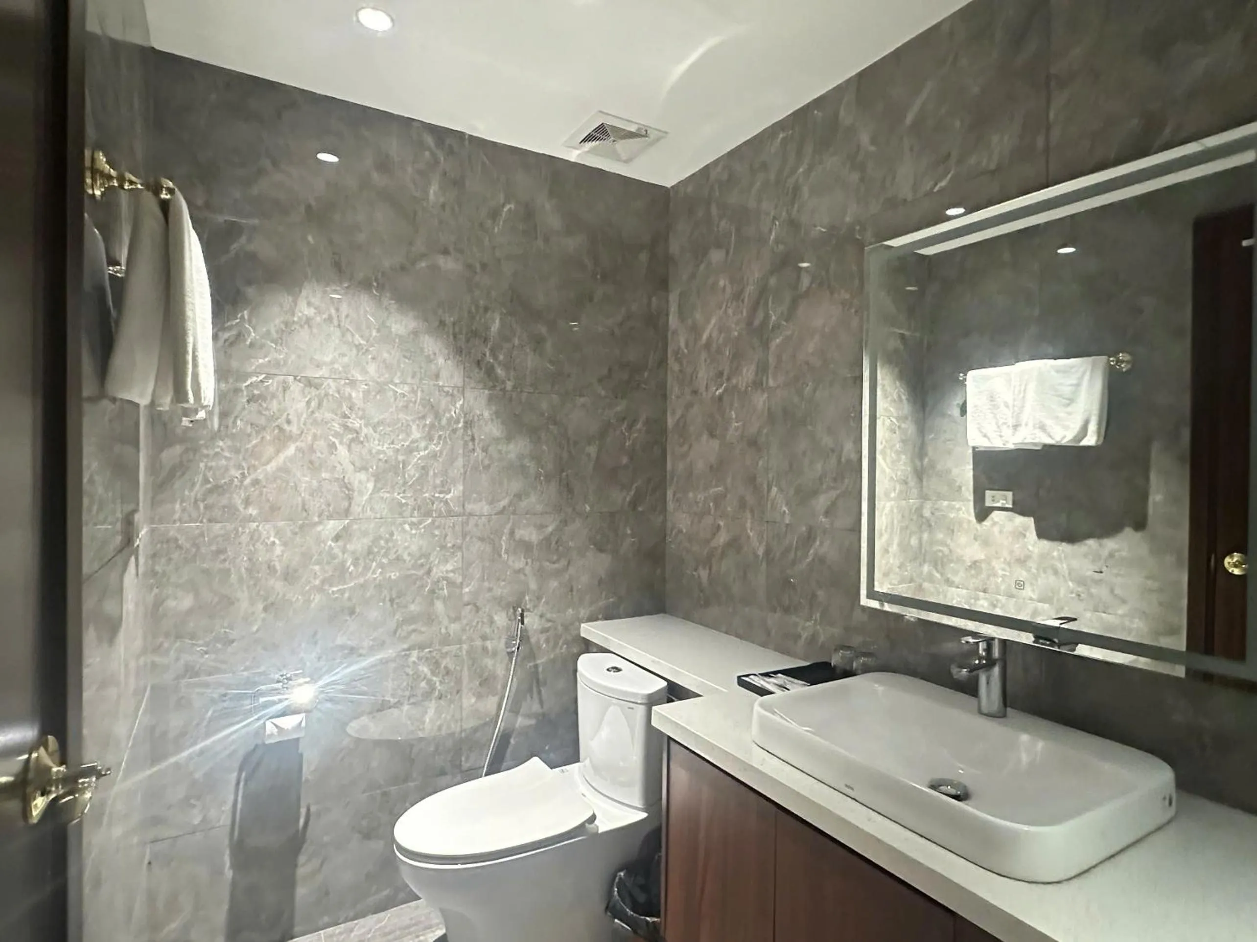 Shower in Luxe Paradise Hotel Nguyen Khac Hieu