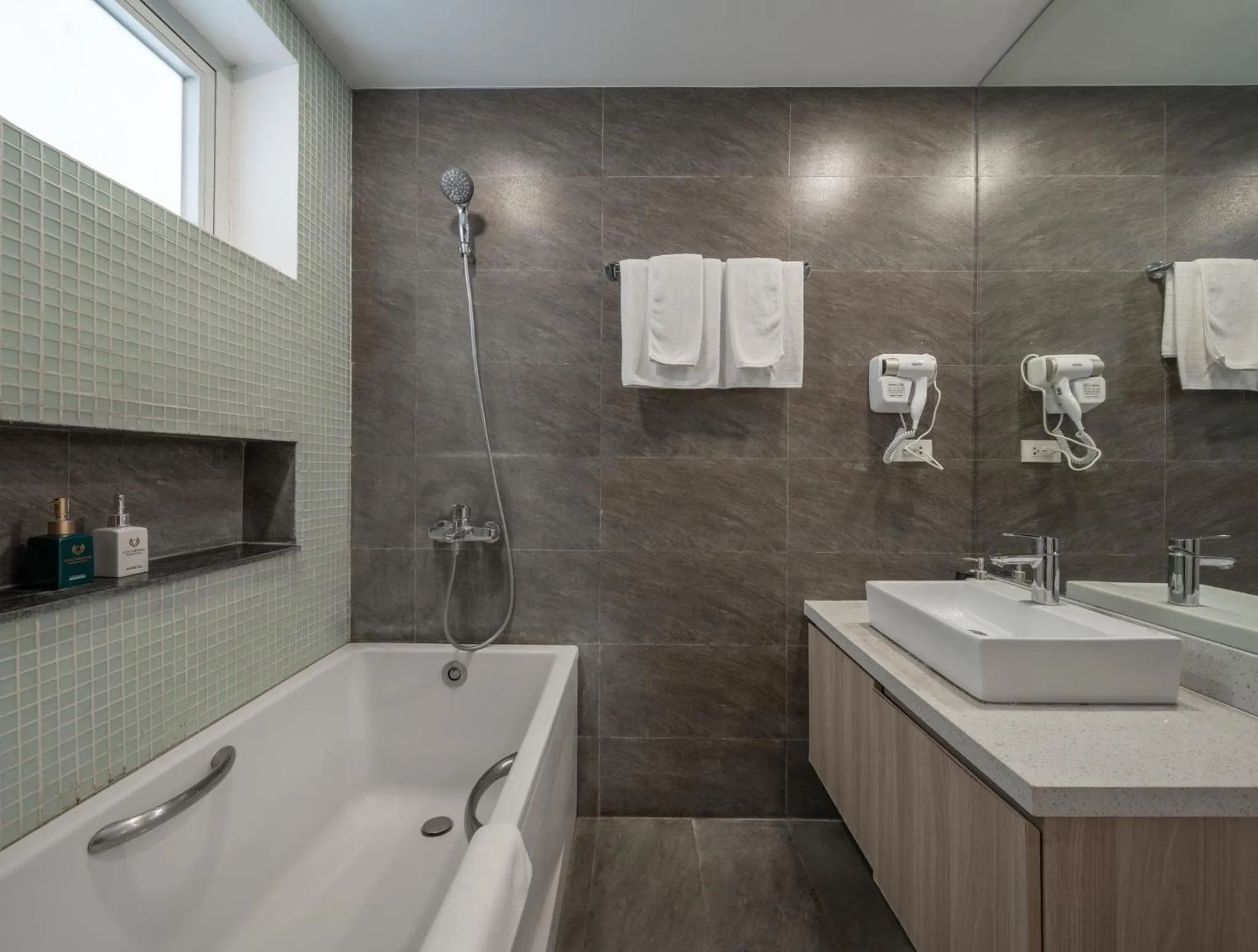 Bath in Luxe Paradise Hotel Nguyen Khac Hieu