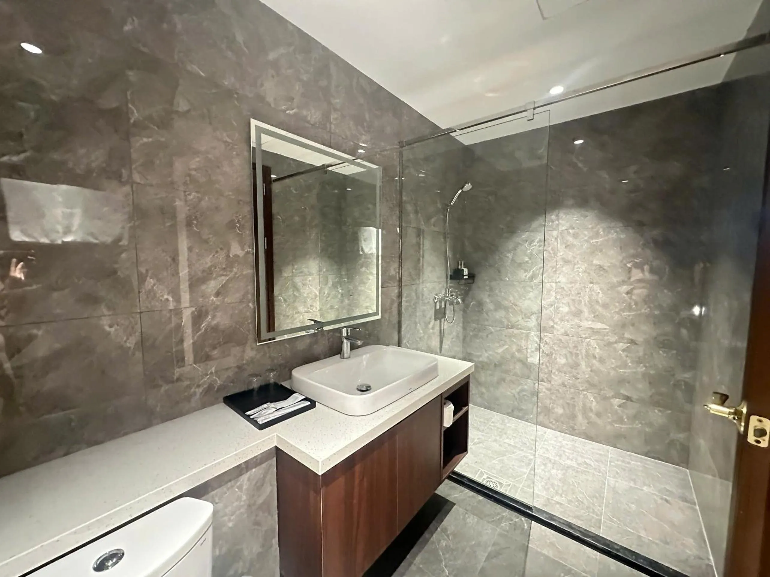 Bathroom in Luxe Paradise Hotel Nguyen Khac Hieu