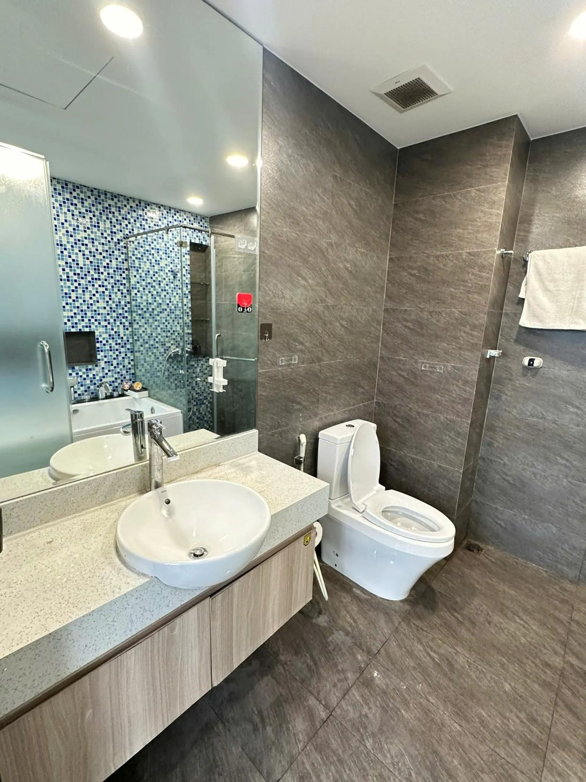 Bathroom in Luxe Paradise Hotel Nguyen Khac Hieu