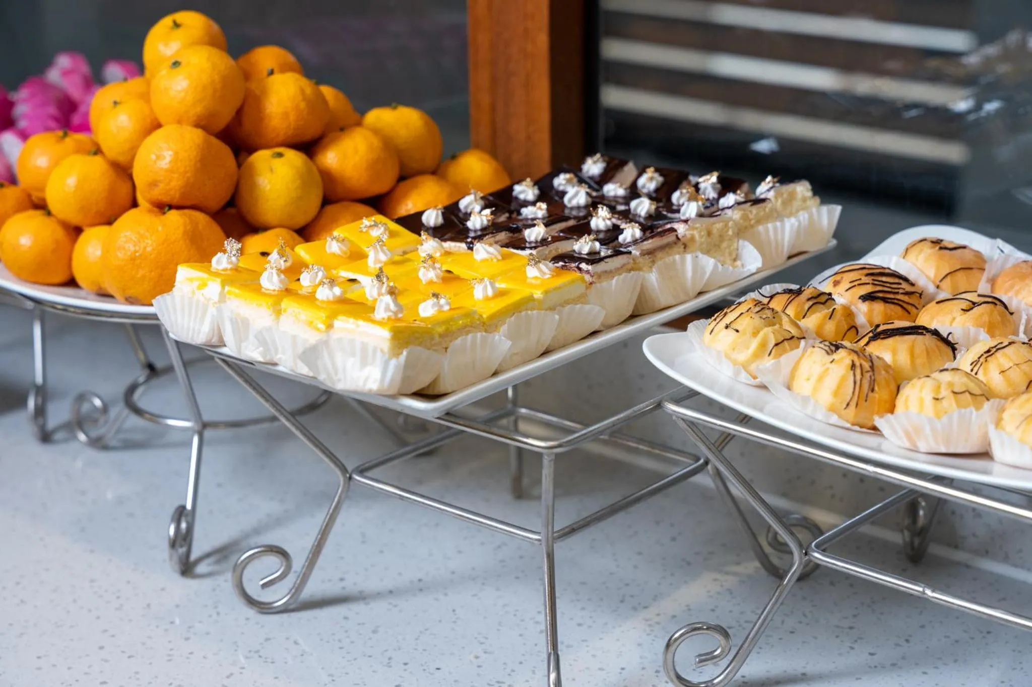 Restaurant/places to eat in Luxe Paradise Hotel Nguyen Khac Hieu