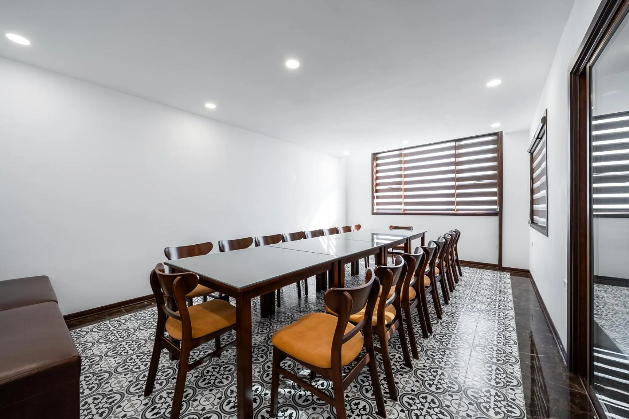 Seating area in Luxe Paradise Hotel Nguyen Khac Hieu