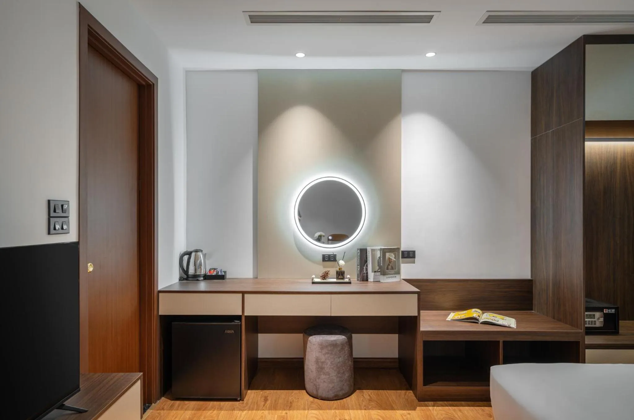 TV and multimedia in Luxe Paradise Hotel Nguyen Khac Hieu