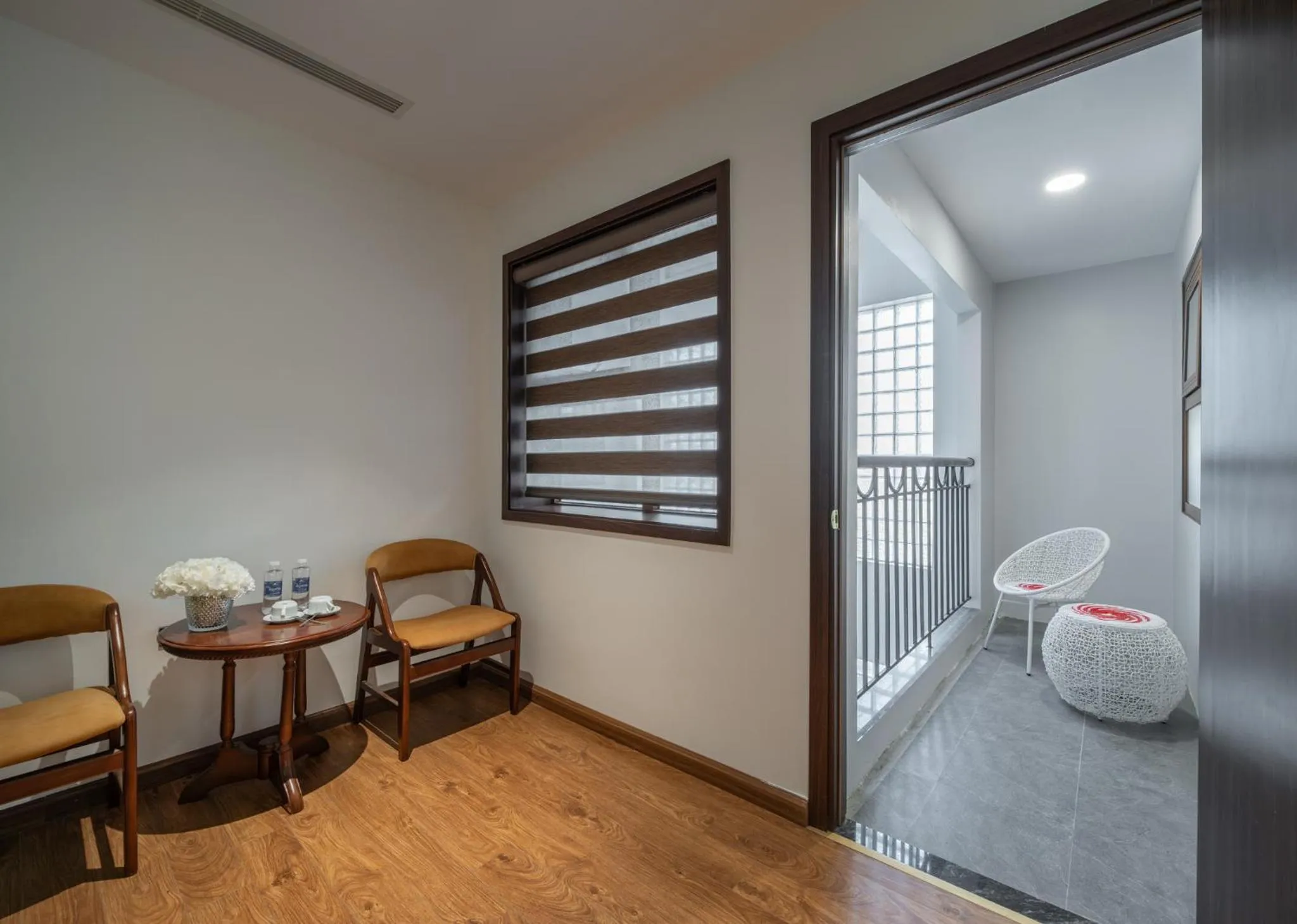 Seating area in Luxe Paradise Hotel Nguyen Khac Hieu